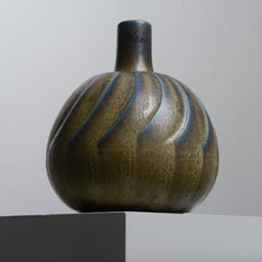 Vaso in gres smaltato con decoro a rilievo di WILHELM KAGE per Gustavsberg
