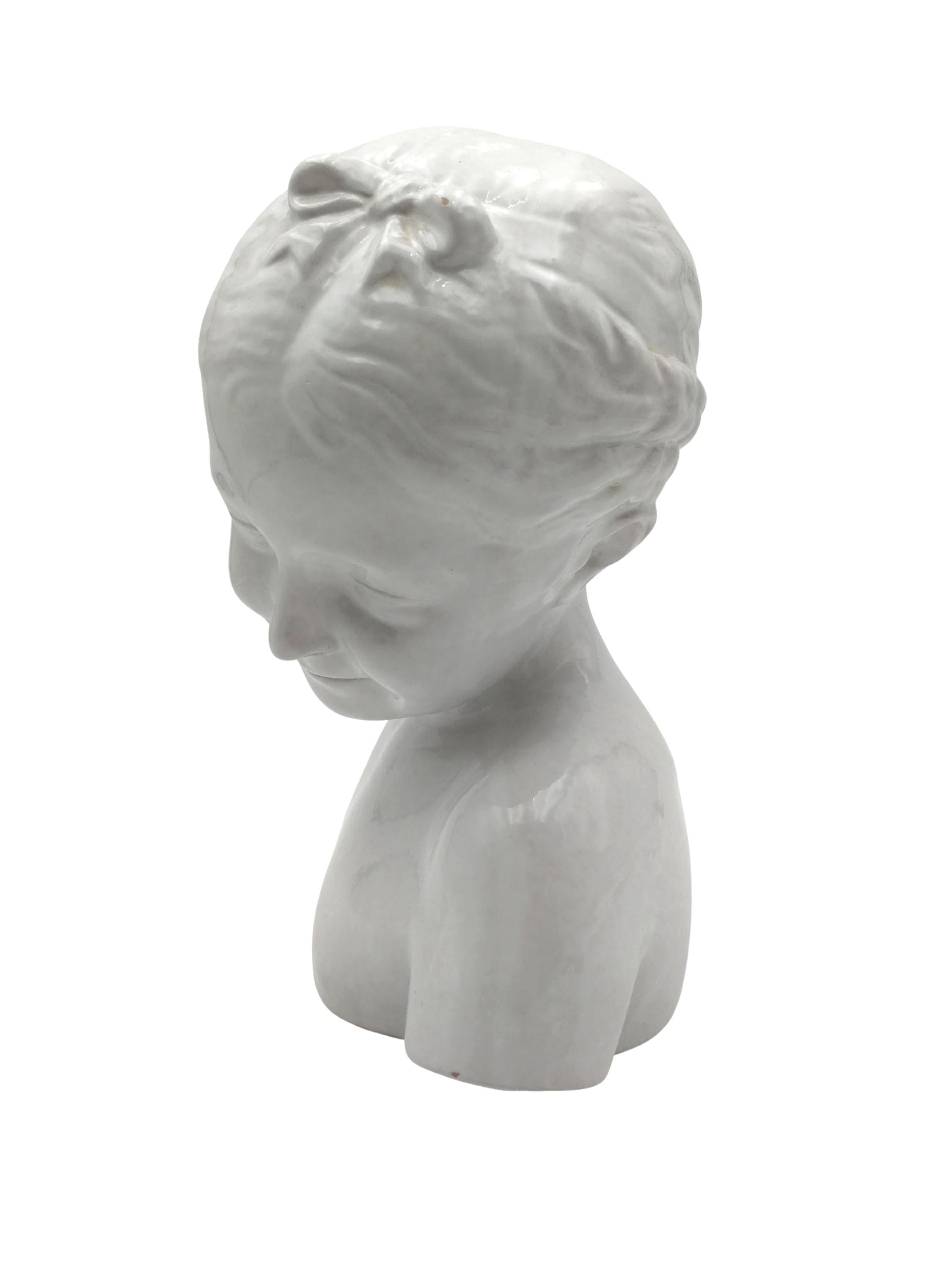20ième siècle Buste de petite fille en terre cuite émaillée en vente
