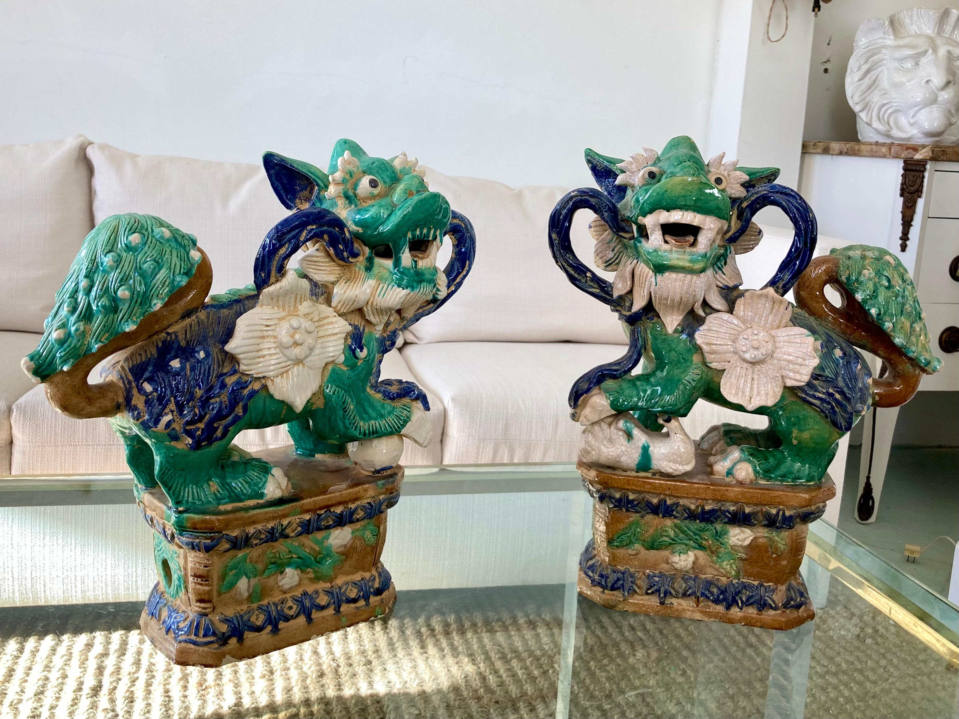Glasierte Terrakotta-Foo-Hunde, ein Paar (Chinesisch) im Angebot