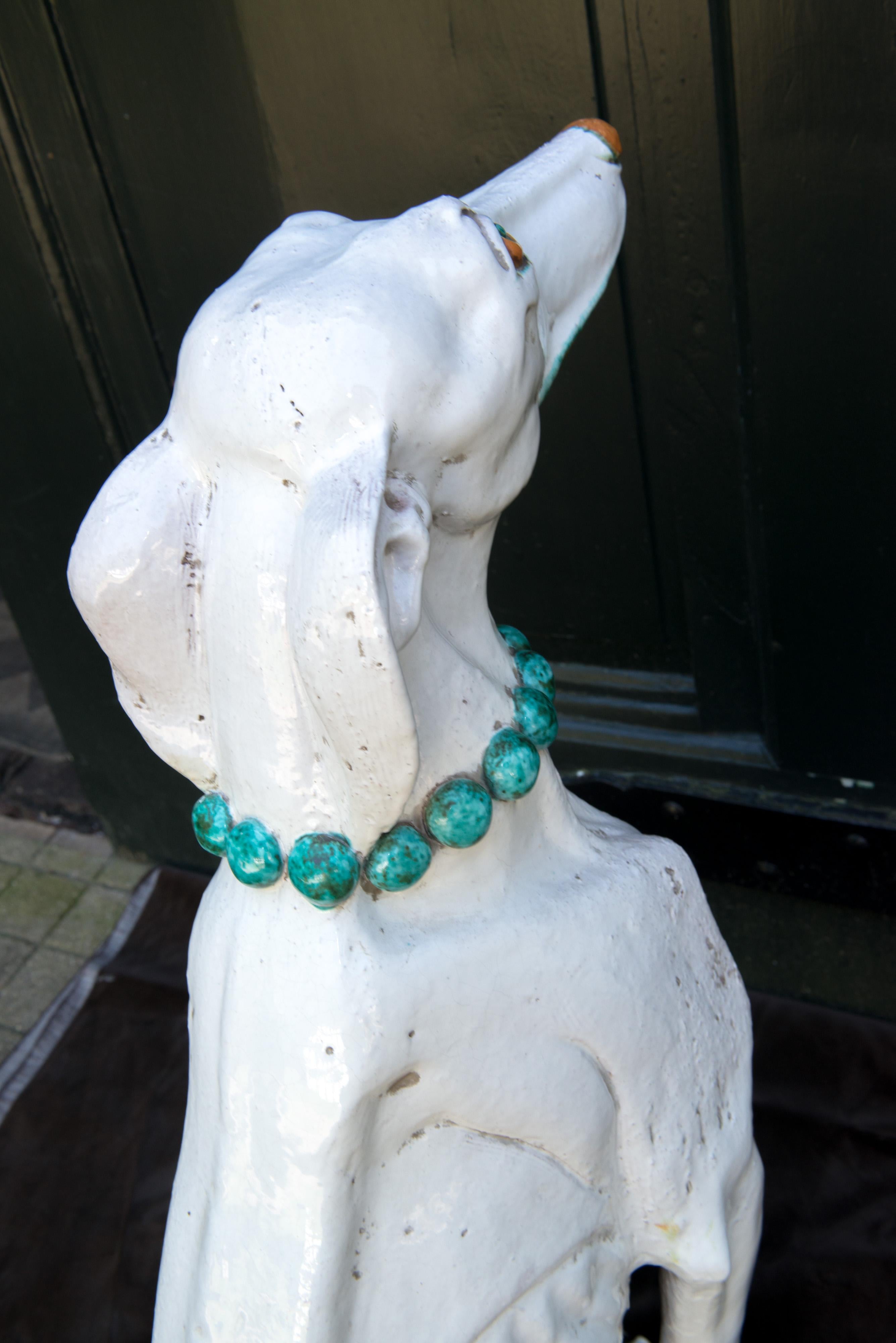 Stilvoller glasierter Windhund aus Terrakotta im Angebot 10