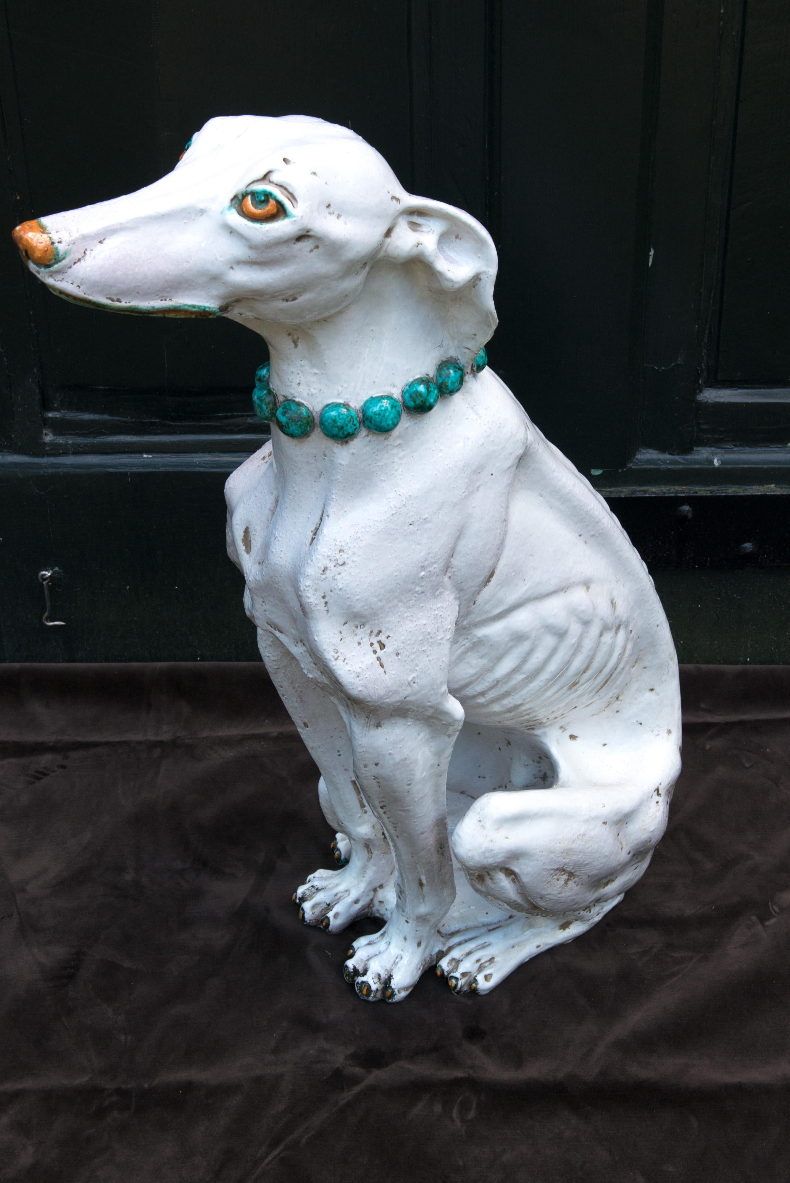 Stilvoller glasierter Windhund aus Terrakotta im Zustand „Gut“ im Angebot in Stamford, CT