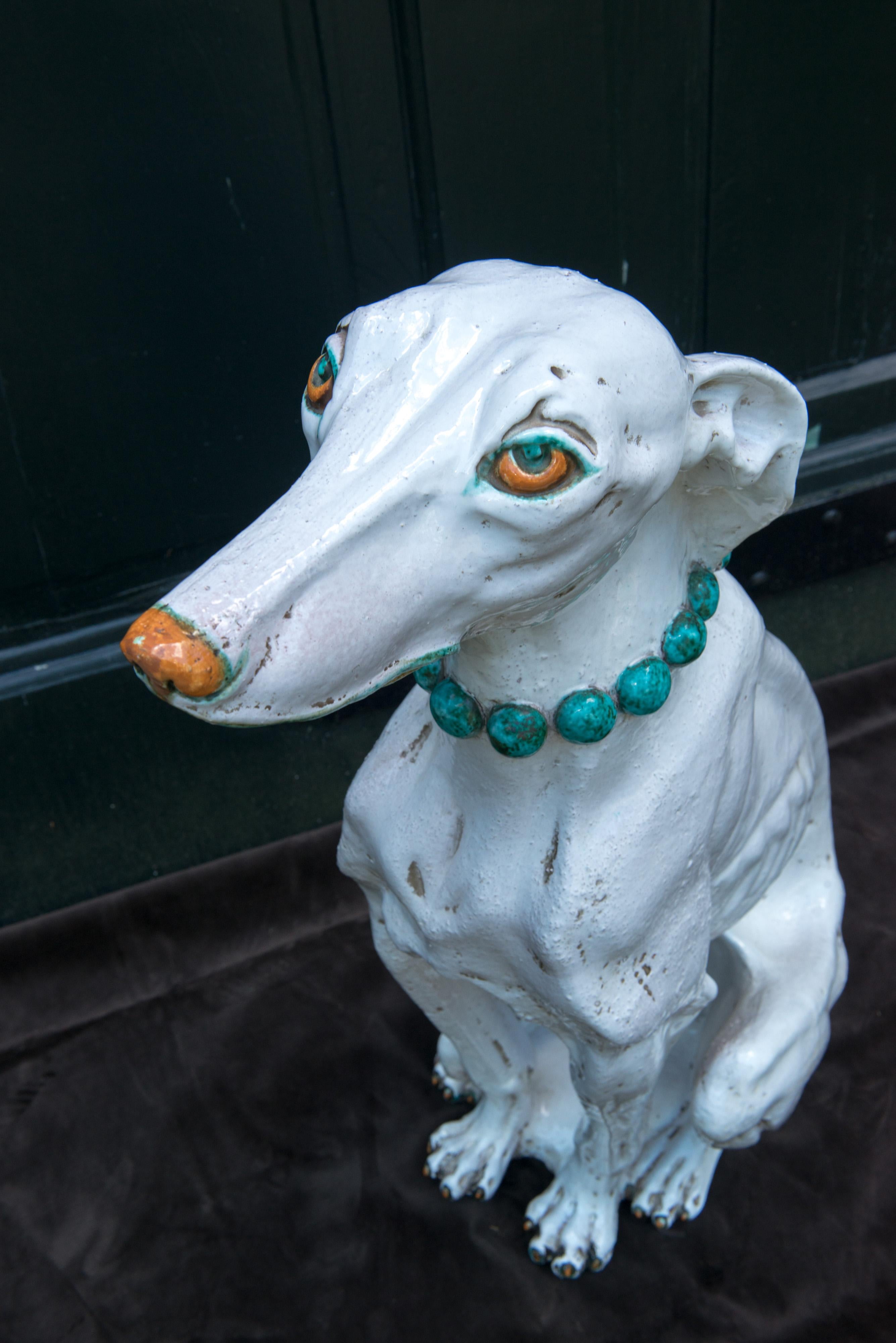 Stilvoller glasierter Windhund aus Terrakotta (Ende des 20. Jahrhunderts) im Angebot