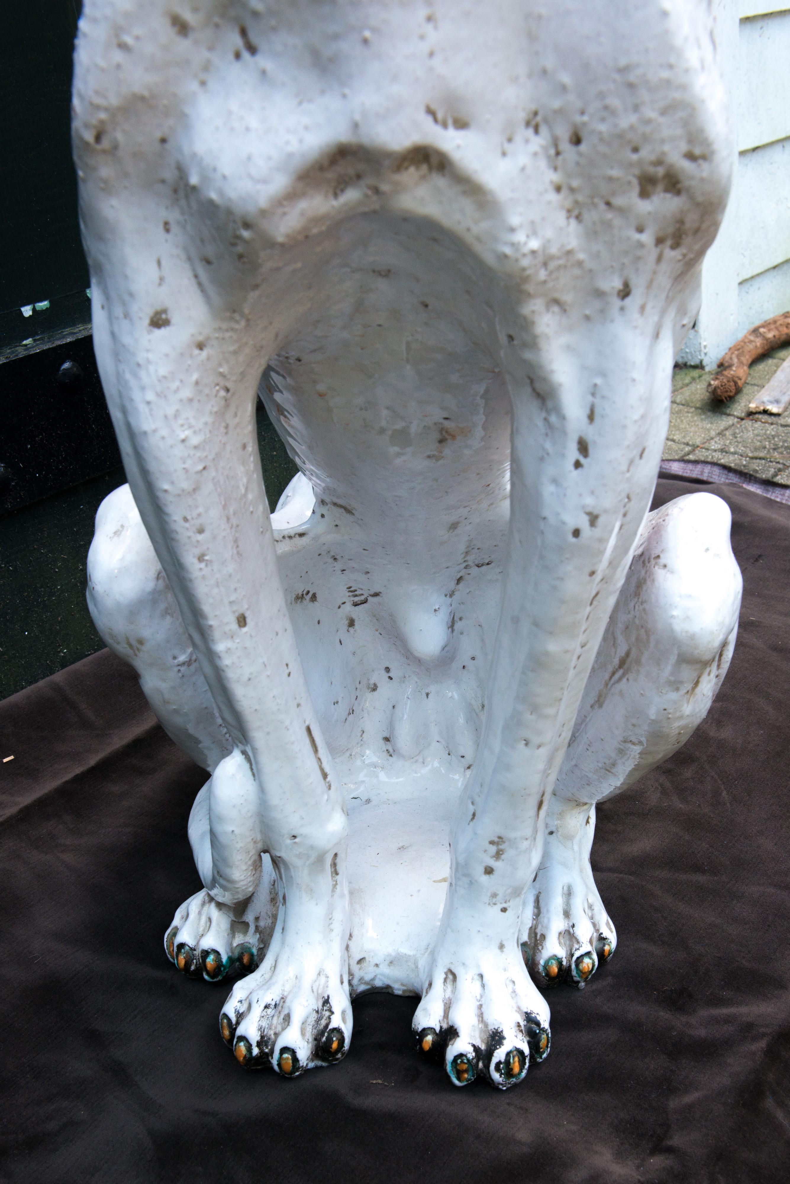 Stilvoller glasierter Windhund aus Terrakotta im Angebot 1