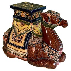 Handbemalter Terrakotta-Gartenhocker mit Kamelglasur