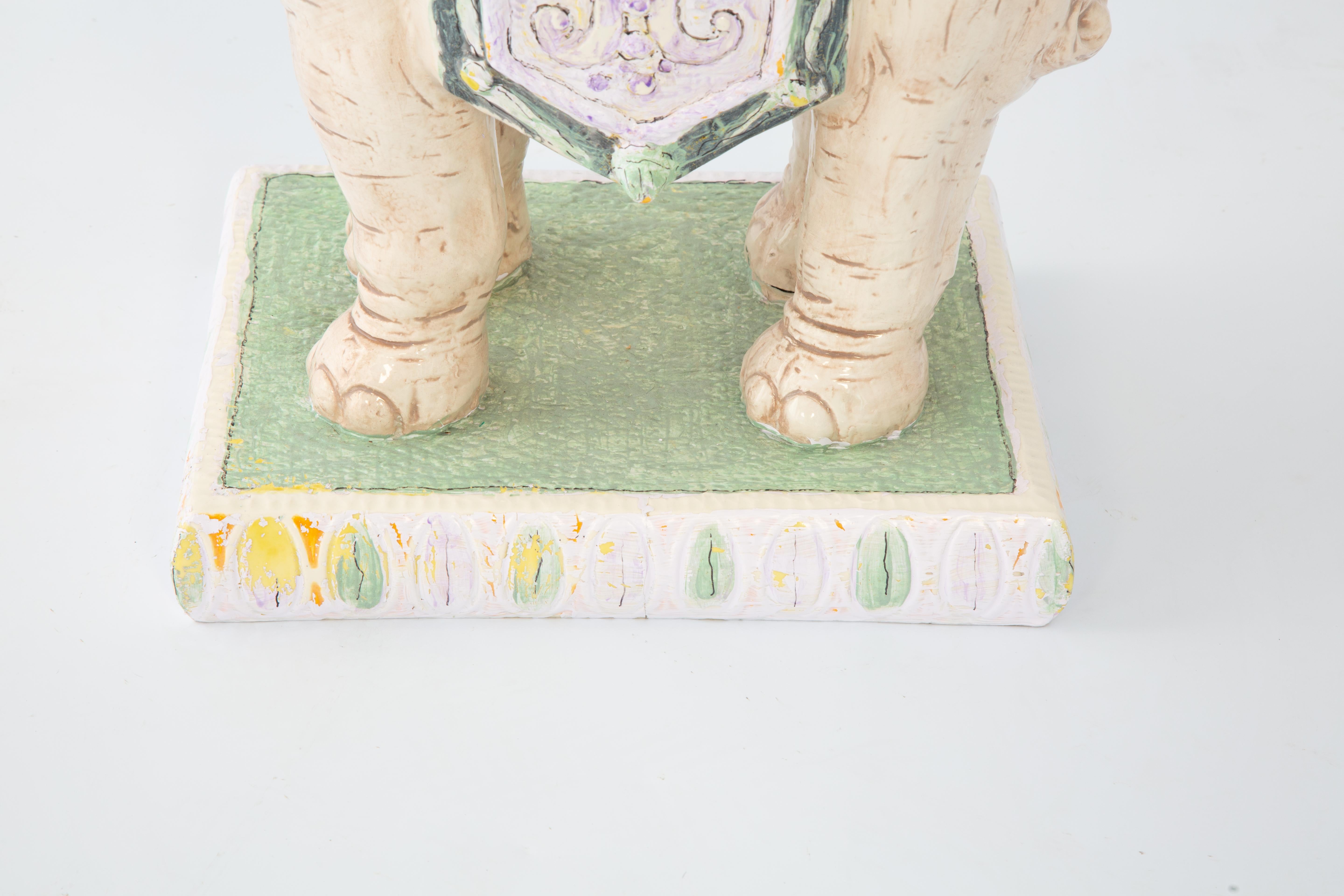 Tabouret de jardin éléphant vintage en terre cuite émaillée, peint à la main en pastels doux, son howdah couronné d'une plate-forme carrée de 9,75