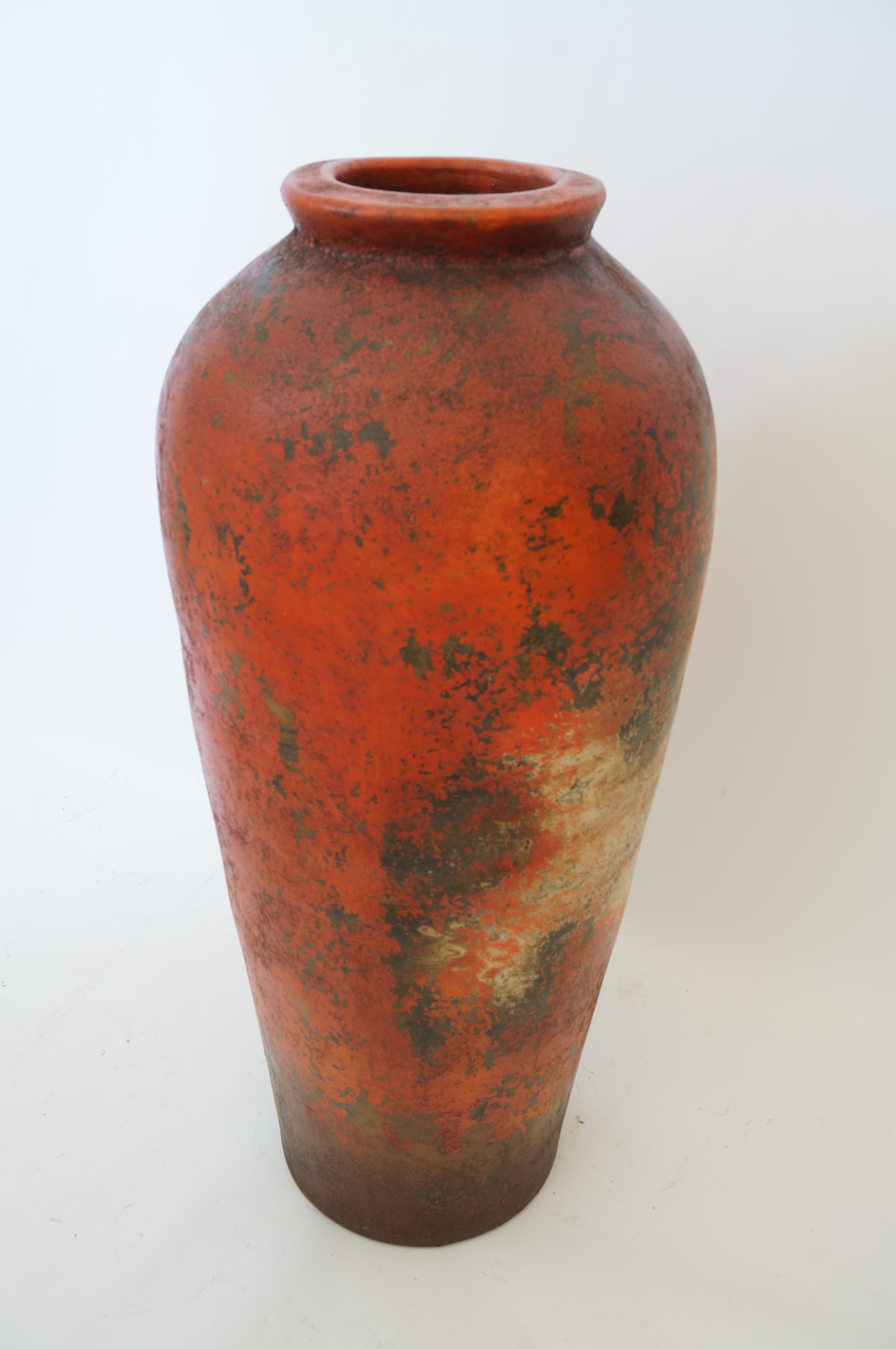 Ce grand vase de sol en terre cuite vernissée date des années 1960-1970.
