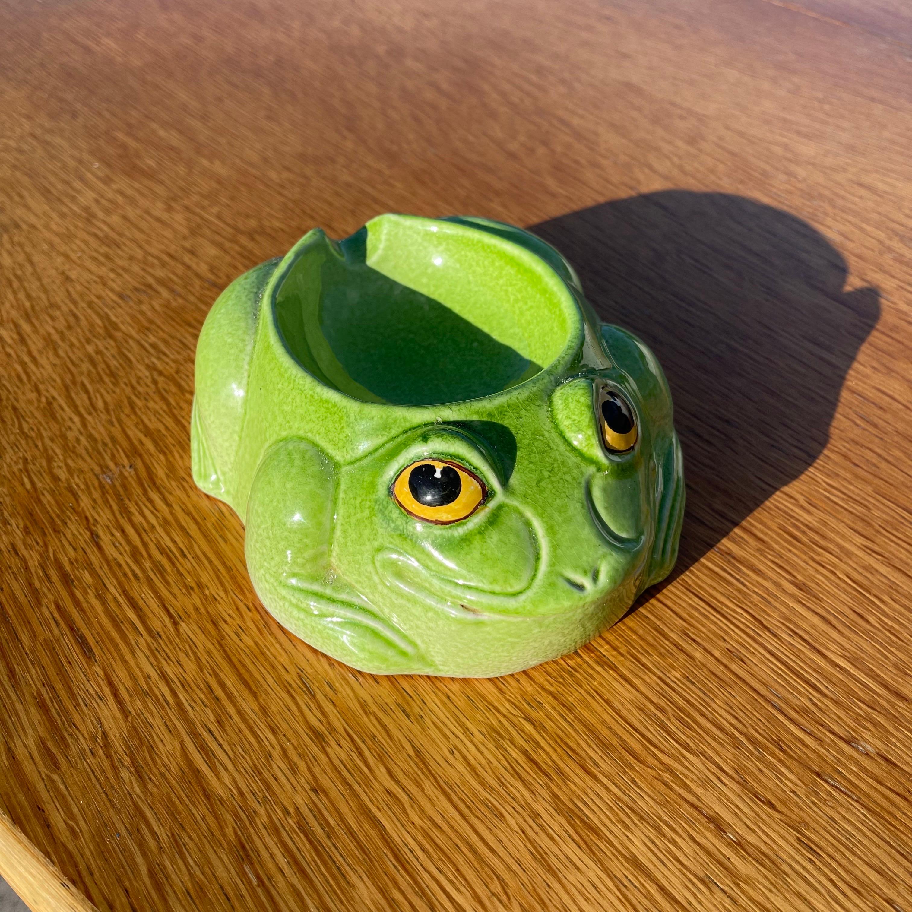 Posacenere a forma di rana, terracotta smaltata dipinta a mano. Non firmato ma probabilmente italiano.