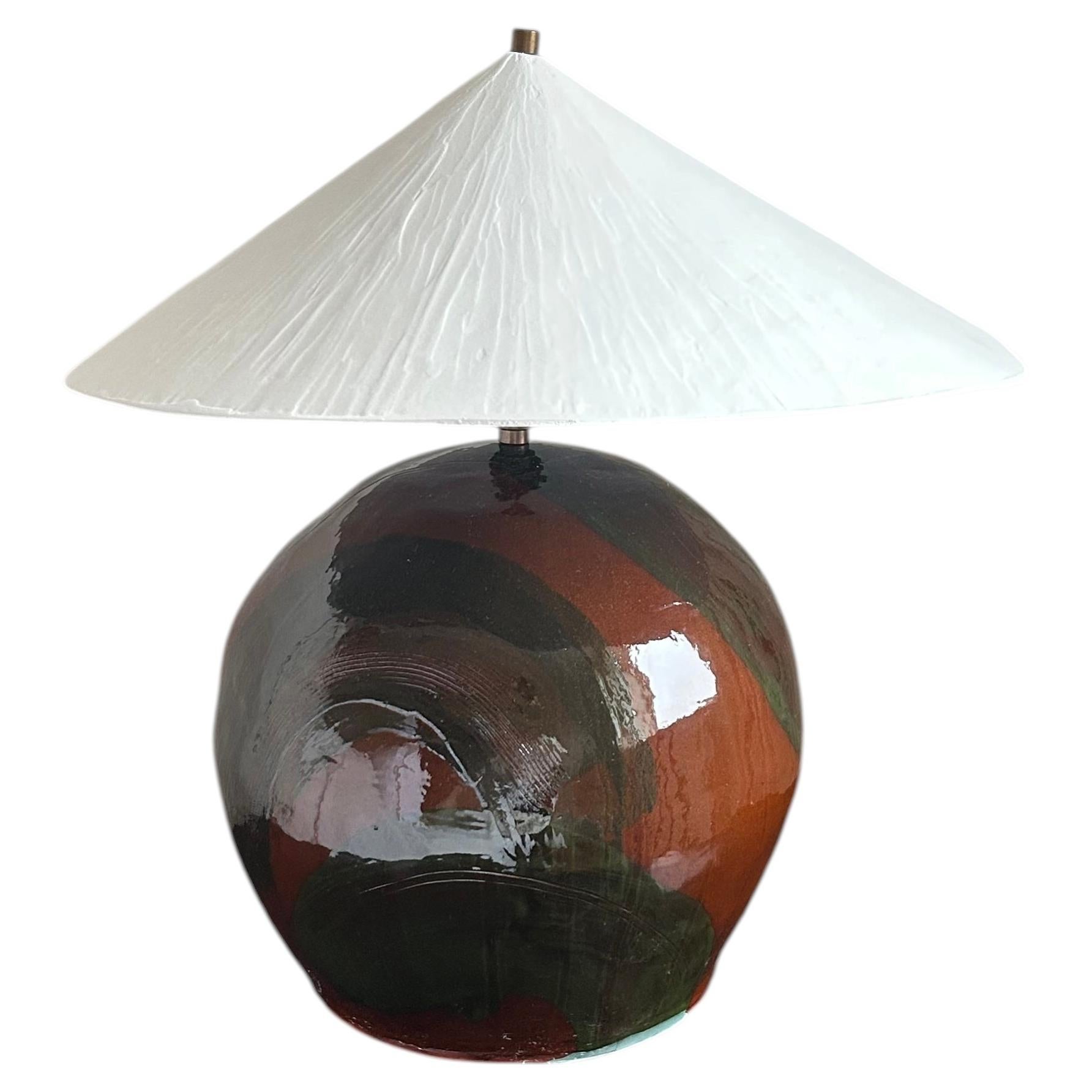 Lampada in terracotta smaltata con paralume in gesso in vendita