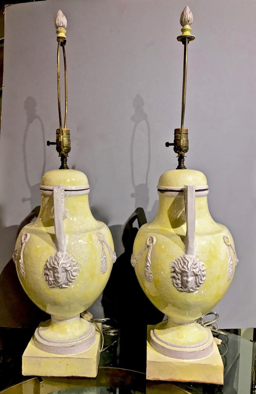 Dies ist ein außergewöhnliches Paar glasierter Terrakotta- oder Majolika-Lampen aus der Mitte des Jahrhunderts mit neoklassizistischem Sockel in Form einer Urne. Die Risse und braunen Flecken sind Brennspuren, die absichtlich eine gewisse Patina