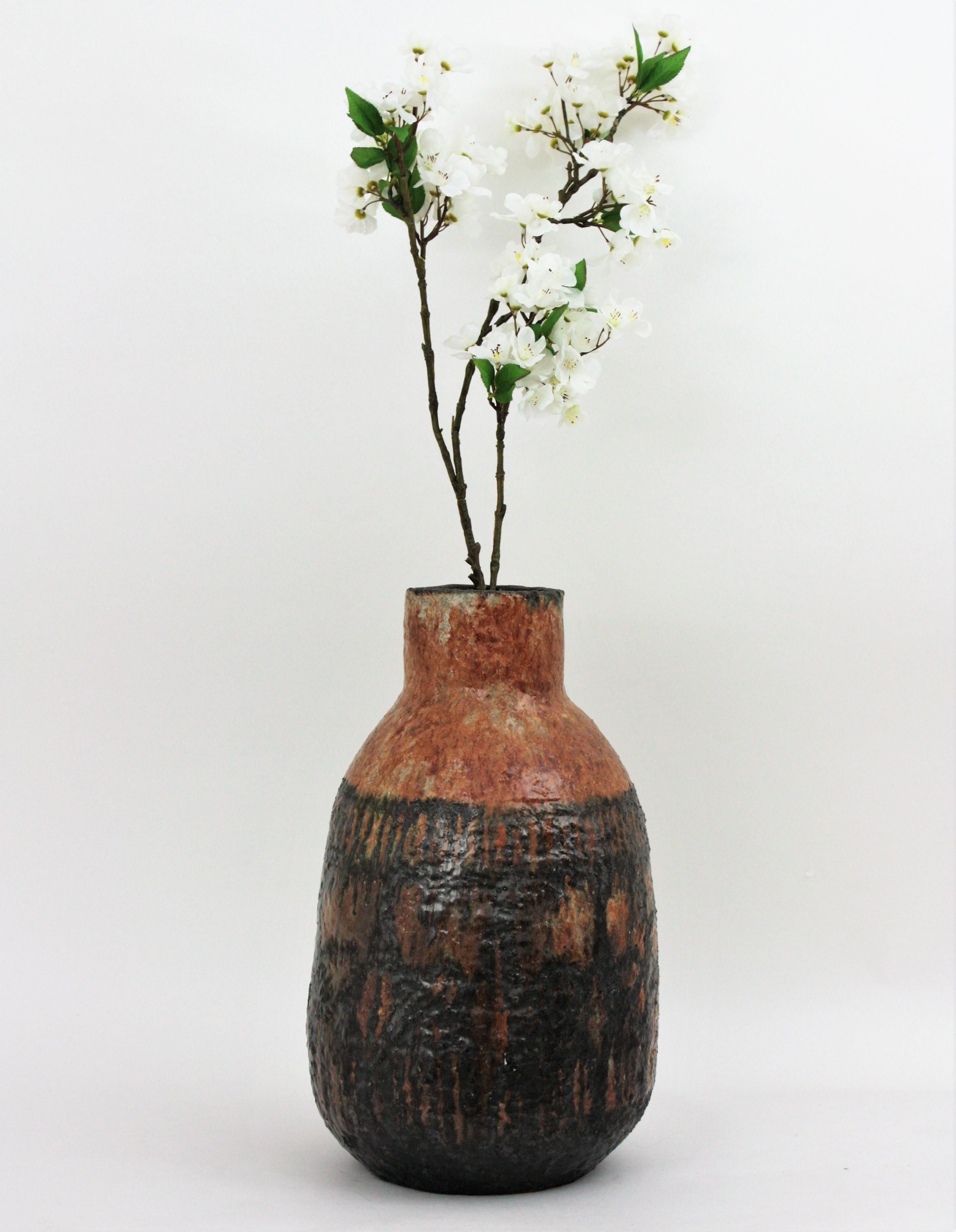 italien Vase surdimensionné en terre cuite émaillée avec décoration abstraite noire en vente