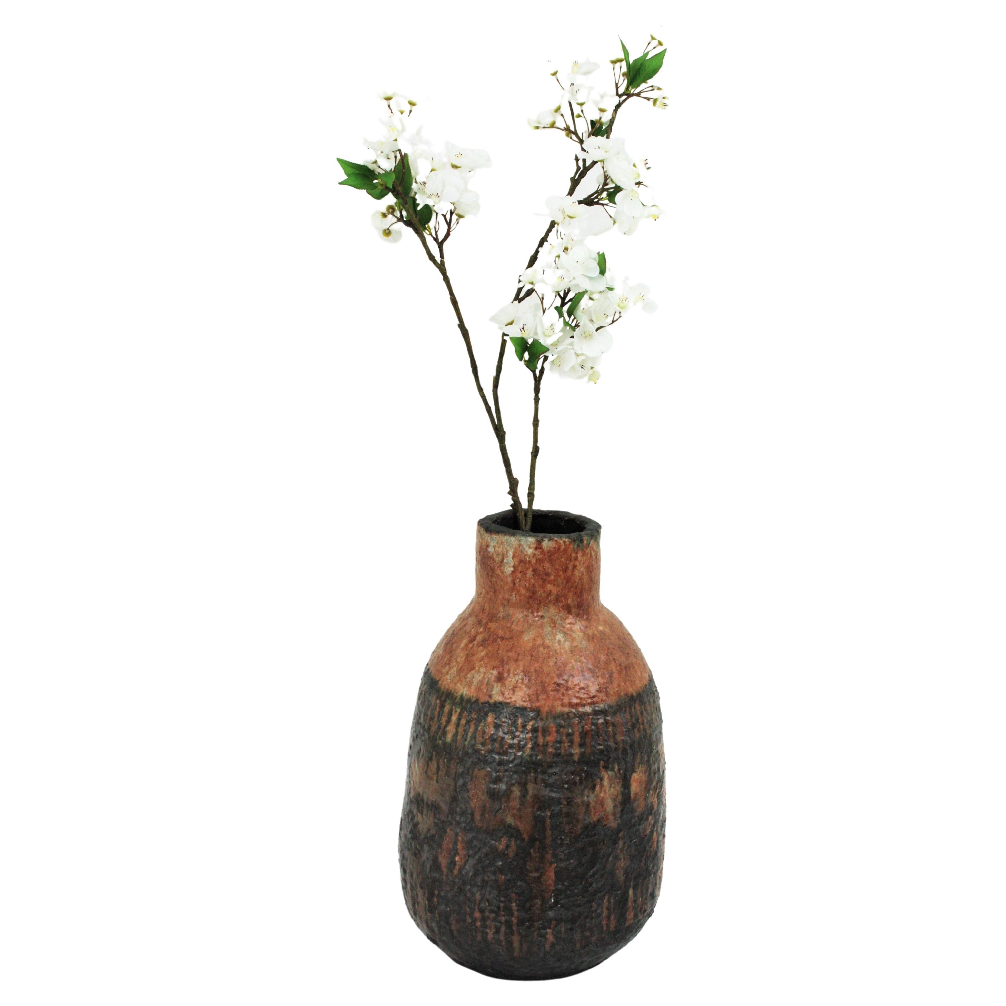 Gran jarrón botella de terracota con motivos negros pintados a mano, Italia, 1971.
Gran jarrón de terracota vidriada con decoraciones primitivas negras.
Jarrón artesanal de terracota marrón con motivos primitivos abstractos pintados a mano en color
