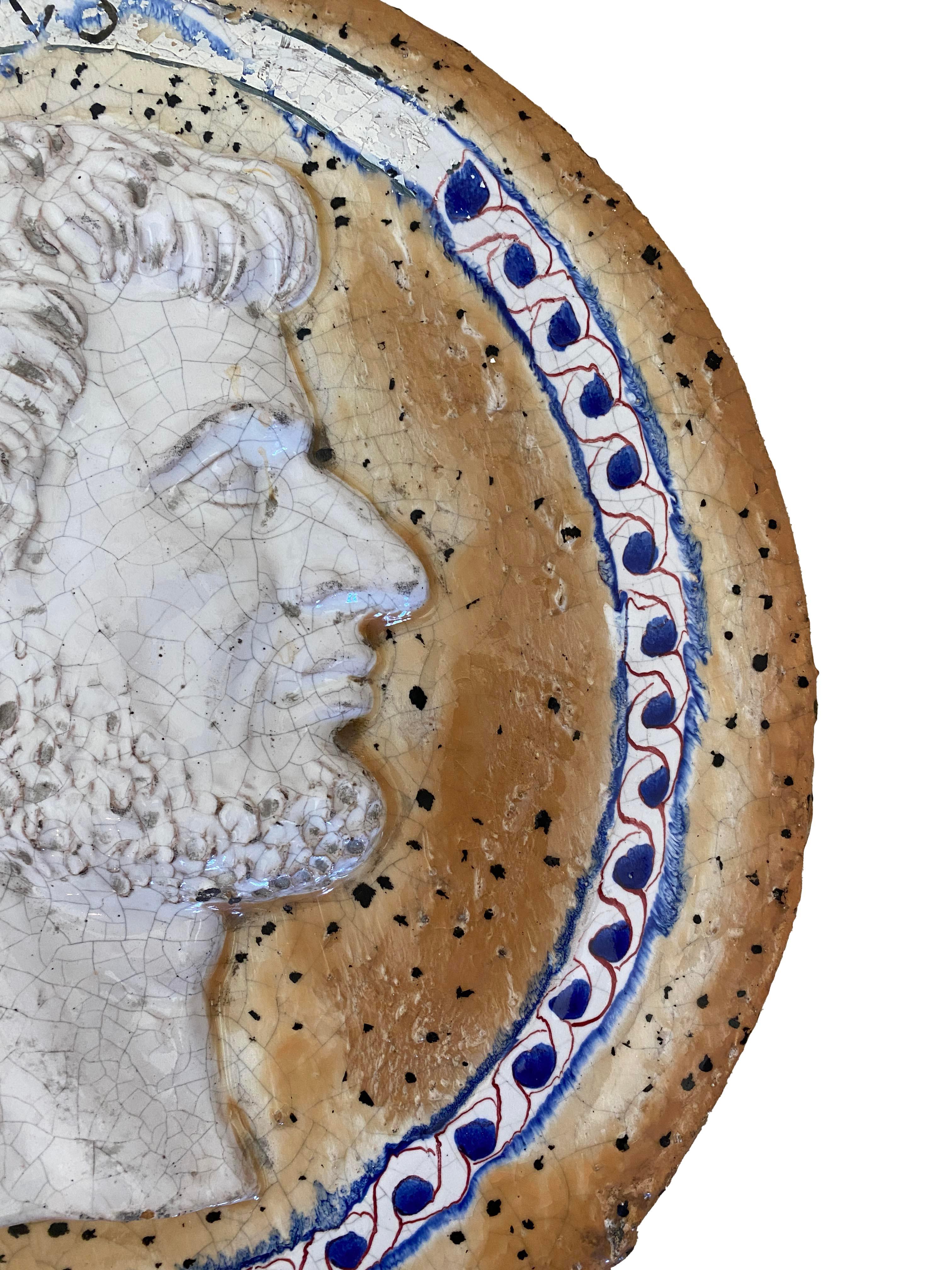 Añade un toque de antigua majestuosidad romana a tu decoración con esta exquisita placa escultura de pared de terracota vidriada. Elaborada y pintada a mano meticulosamente, esta pieza presenta un llamativo perfil lateral de un emperador romano,