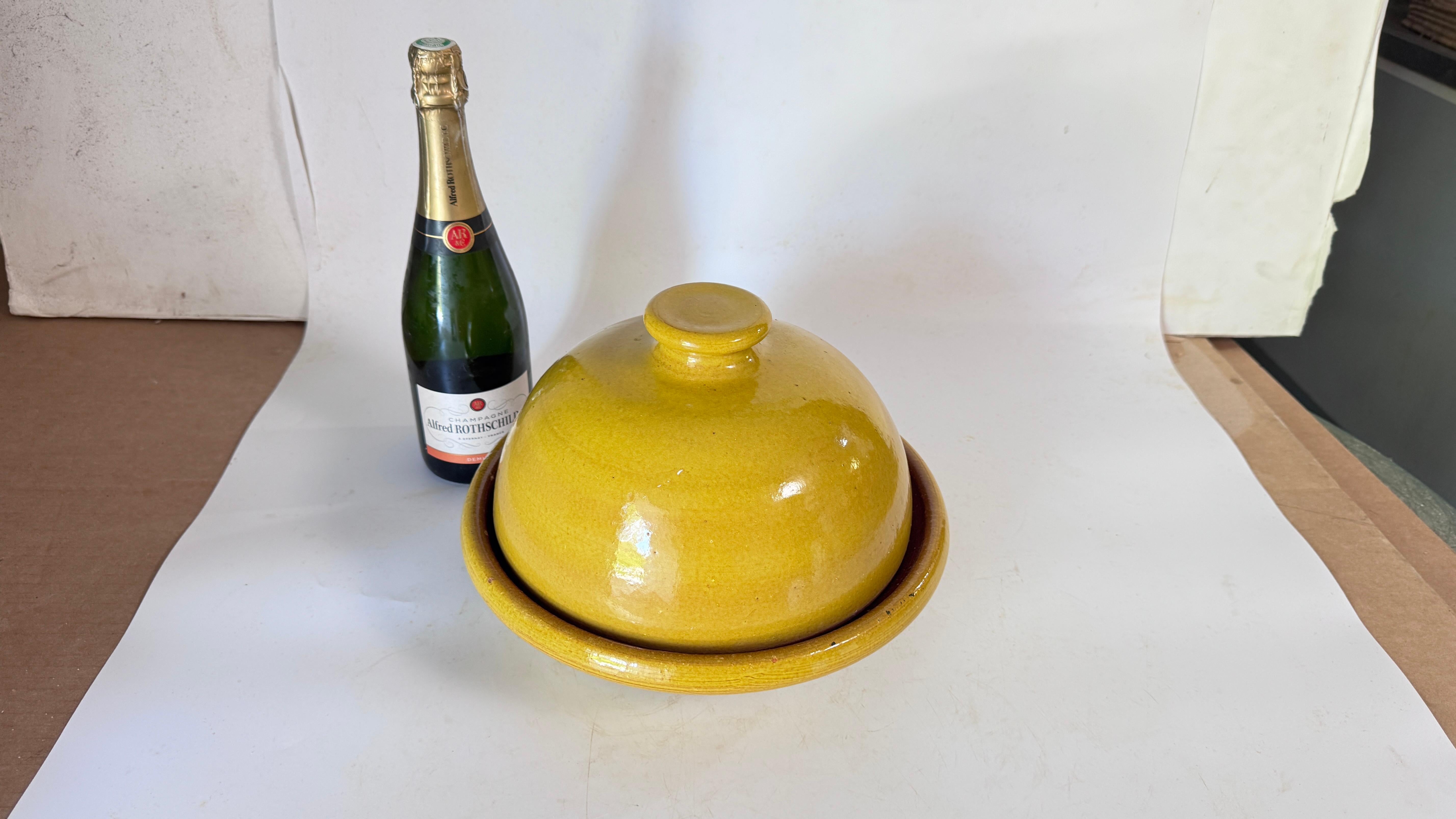 Glazed Terracotta Tajine Soup Tureen – Early 20th Century – Yellow Enameled Pottery

Description:
This is a handmade terracotta tajine soup tureen, crafted likely in the early 20th century. It is a traditional serving piece for tajine or other warm
