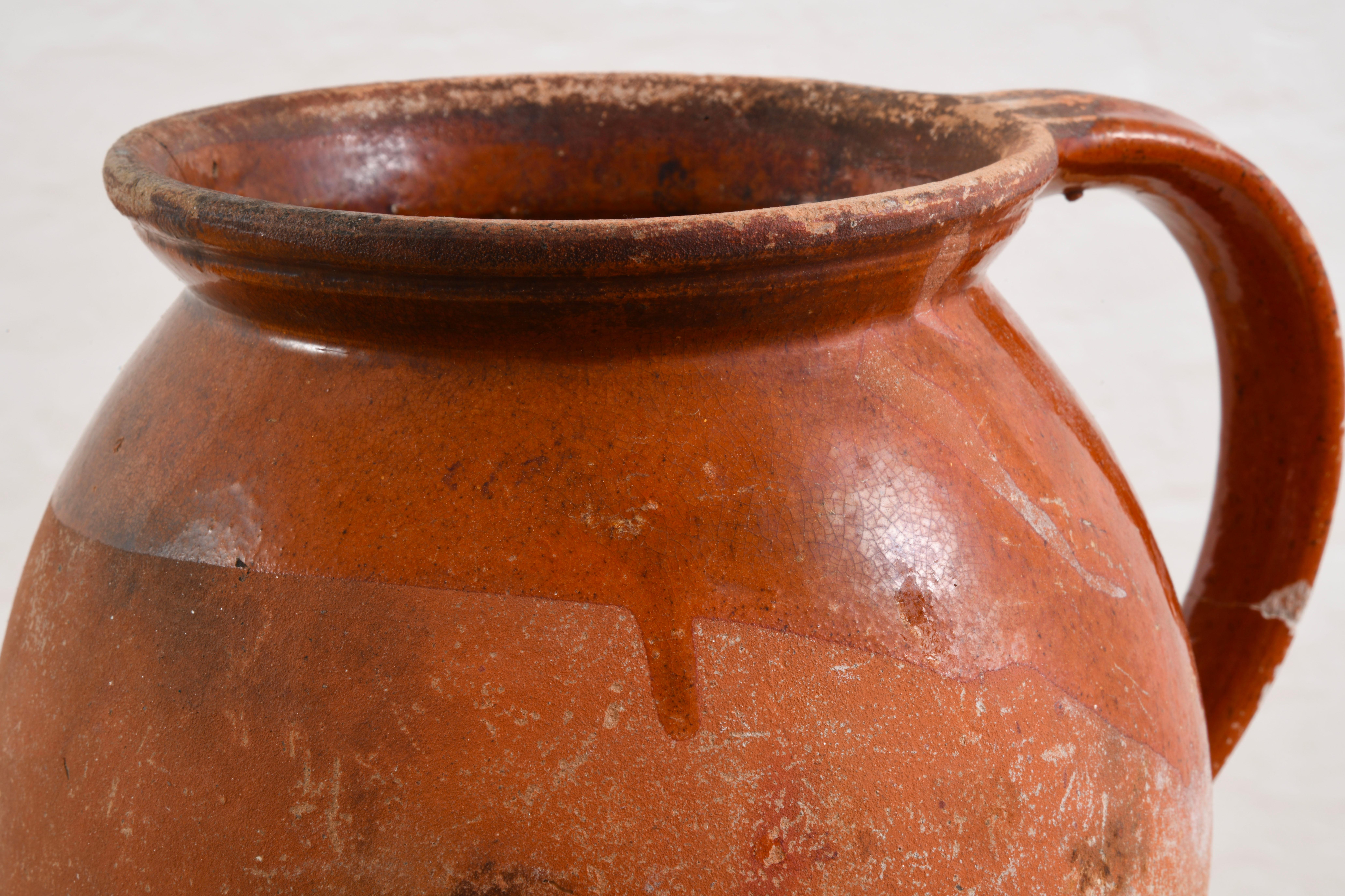 Brocca o vaso tripode in terracotta smaltata del XIX secolo, proveniente dall'ouest della Francia in vendita 2