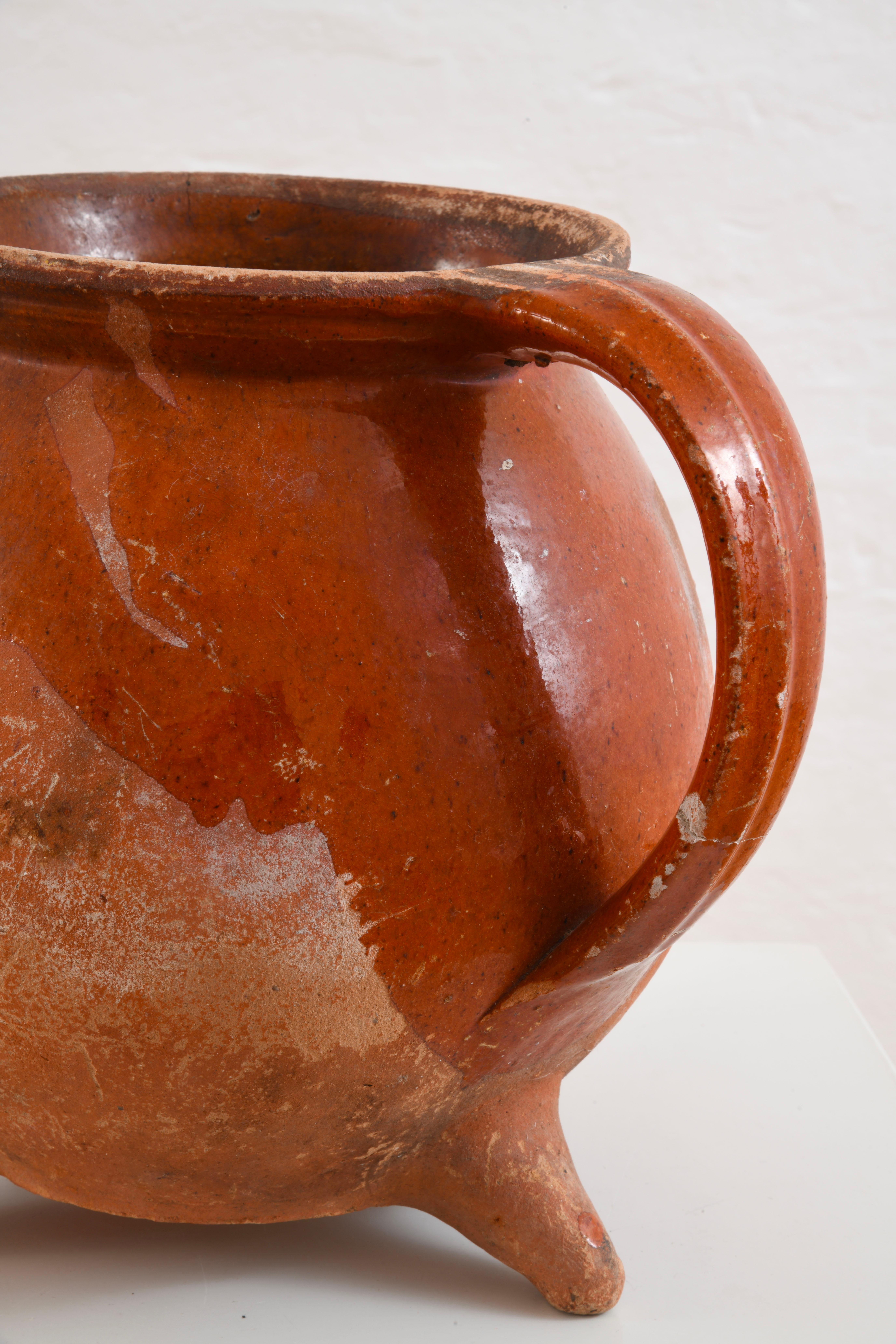 Brocca o vaso tripode in terracotta smaltata del XIX secolo, proveniente dall'ouest della Francia in vendita 3