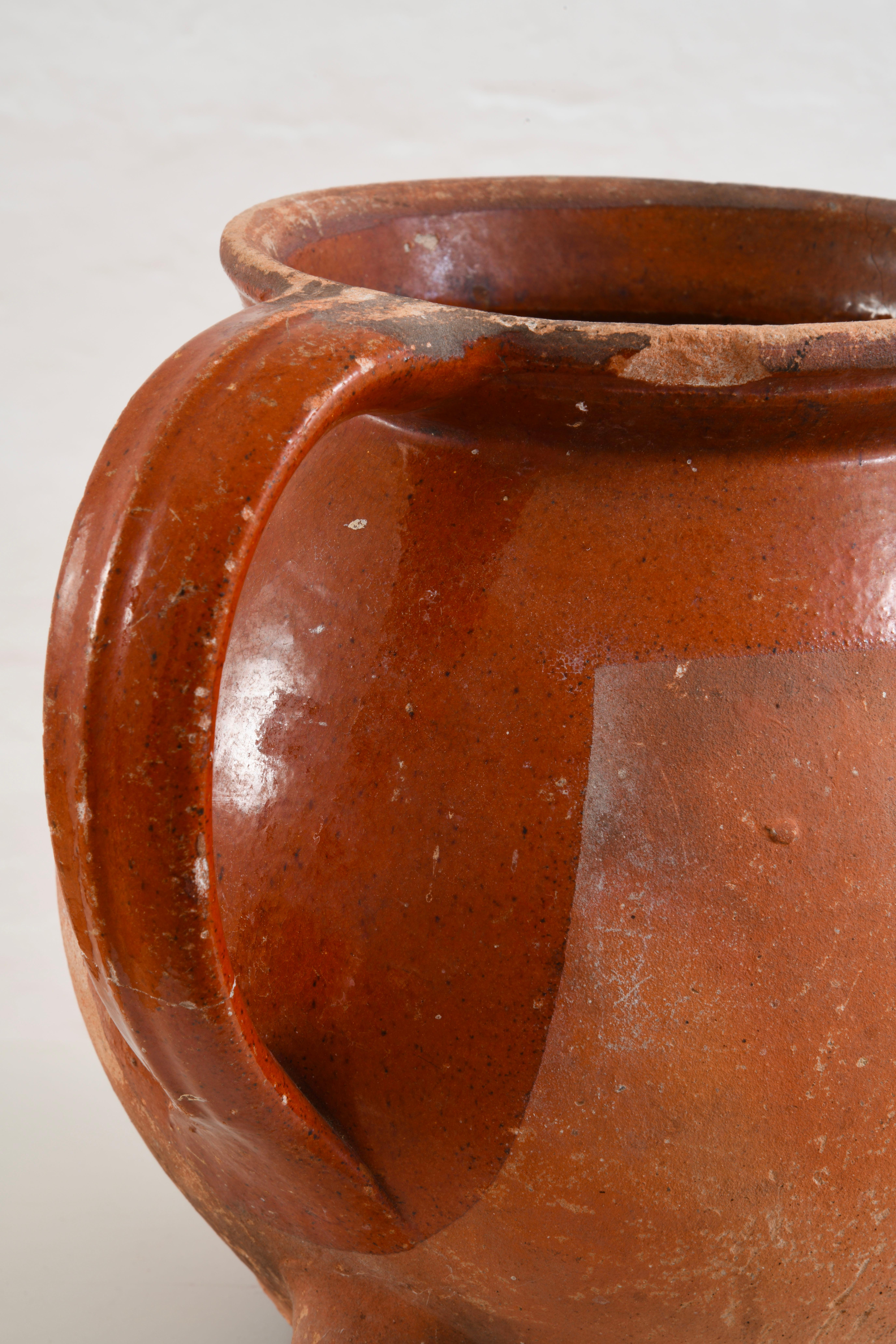 Brocca o vaso tripode in terracotta smaltata del XIX secolo, proveniente dall'ouest della Francia in vendita 4