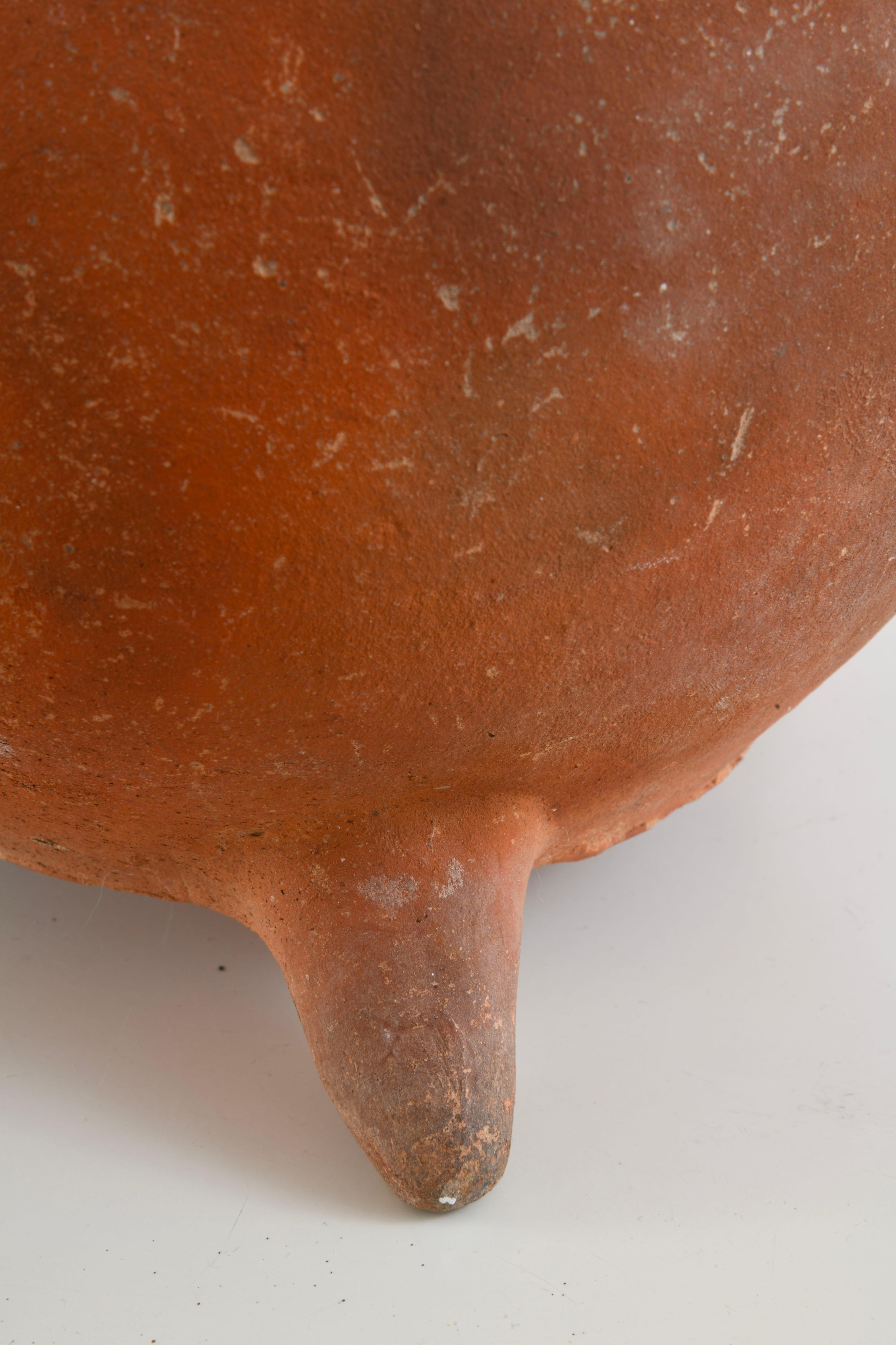 Brocca o vaso tripode in terracotta smaltata del XIX secolo, proveniente dall'ouest della Francia in vendita 5