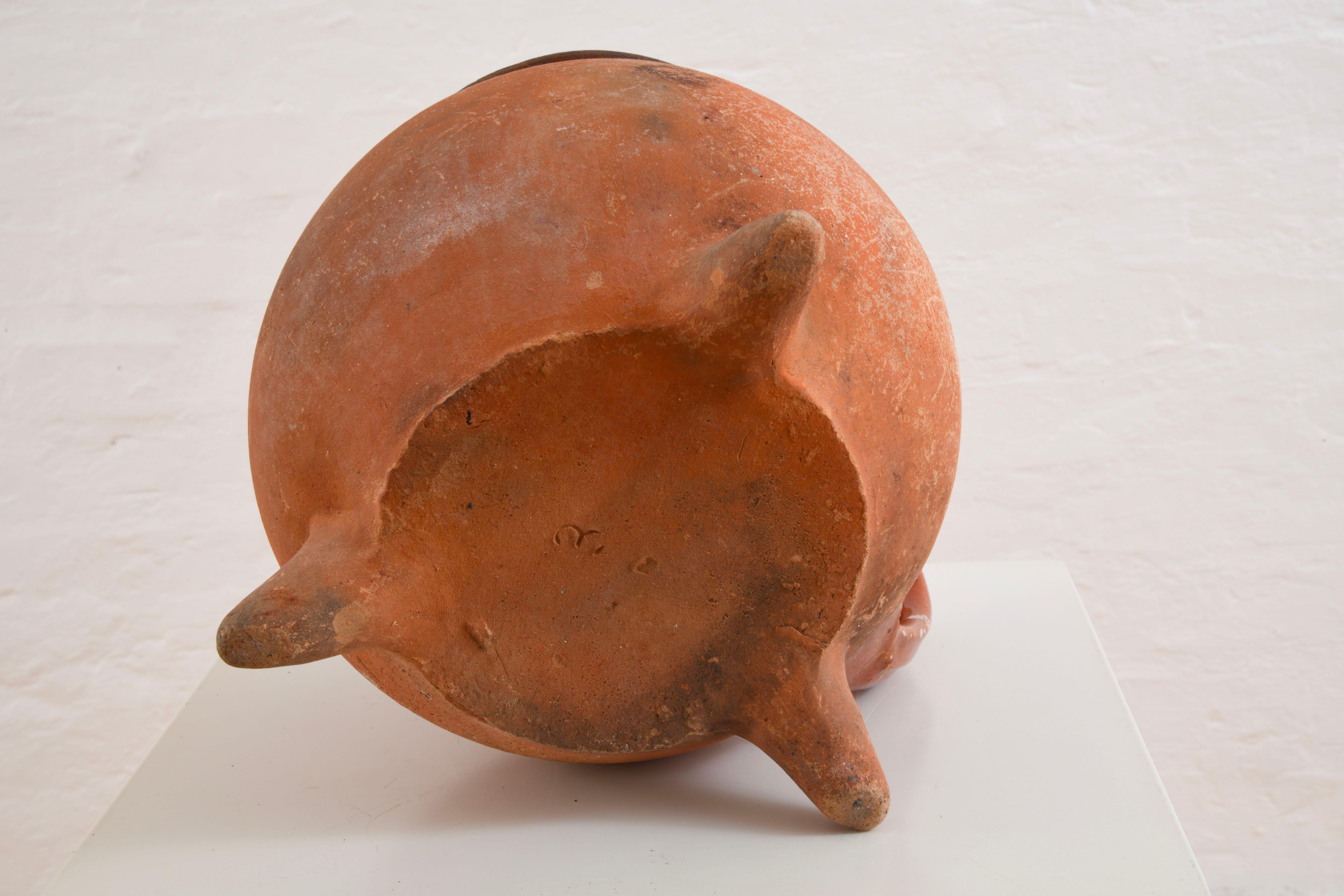 Brocca o vaso tripode in terracotta smaltata del XIX secolo, proveniente dall'ouest della Francia in vendita 7