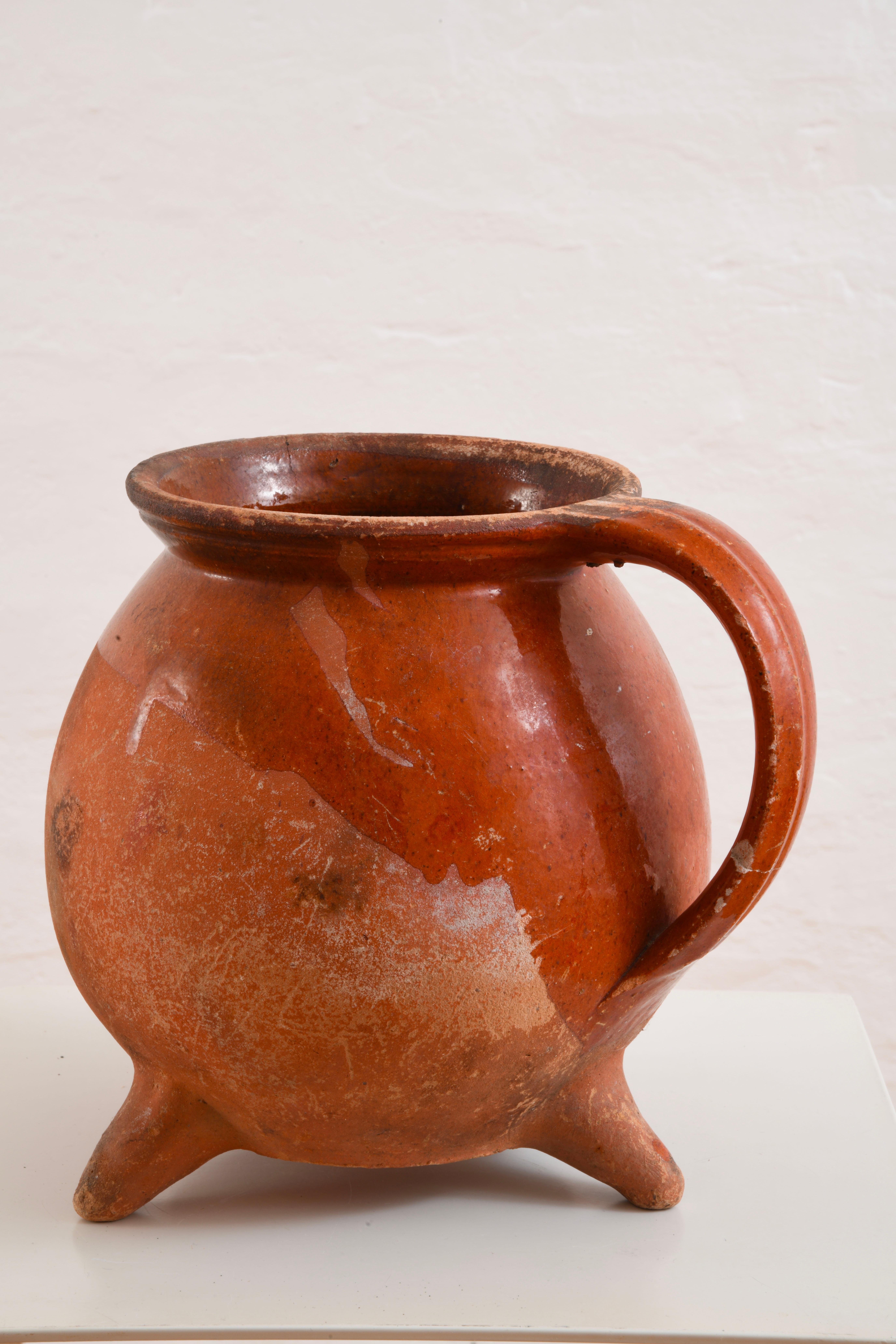 Stile provenzale Brocca o vaso tripode in terracotta smaltata del XIX secolo, proveniente dall'ouest della Francia in vendita