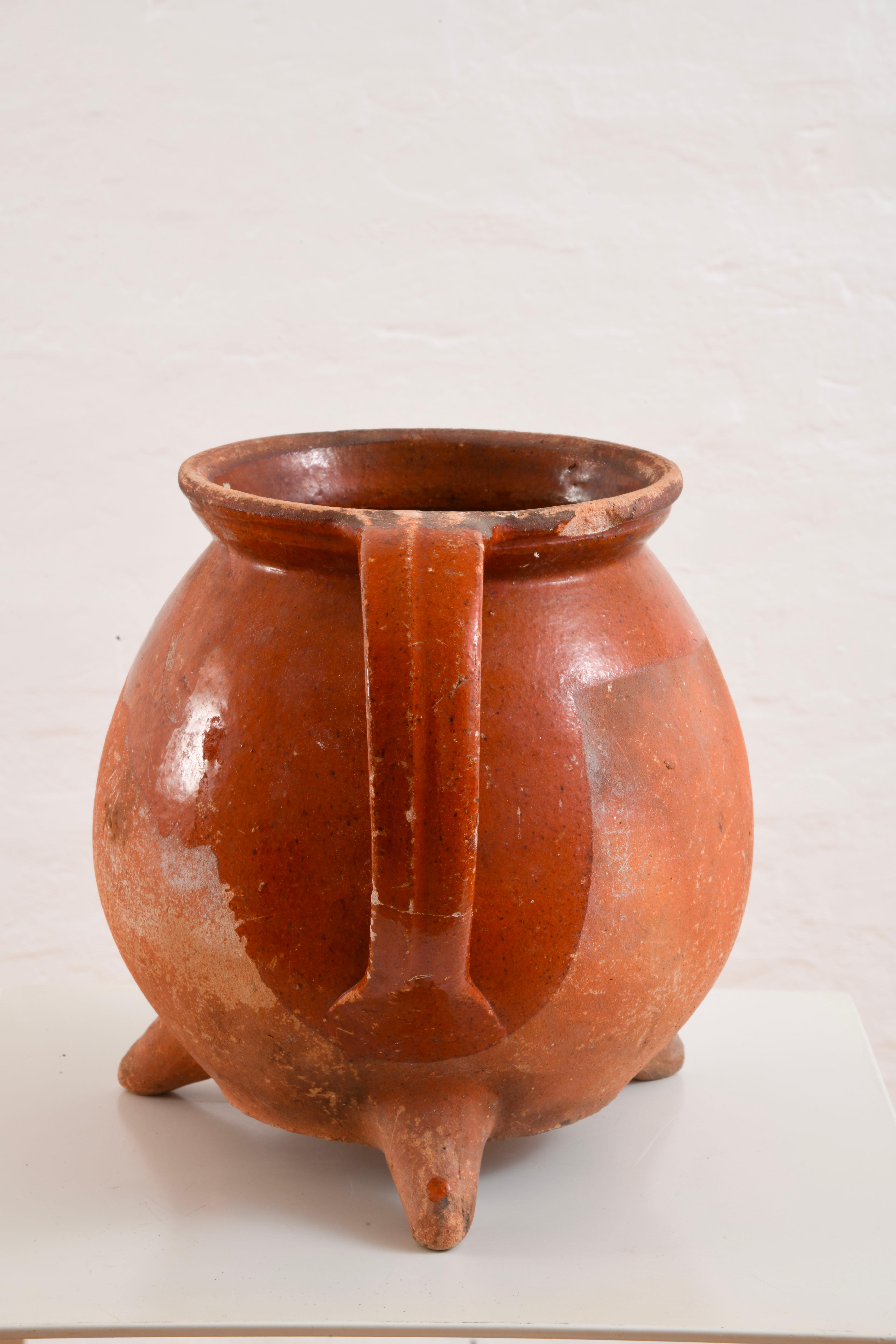 Francese Brocca o vaso tripode in terracotta smaltata del XIX secolo, proveniente dall'ouest della Francia in vendita