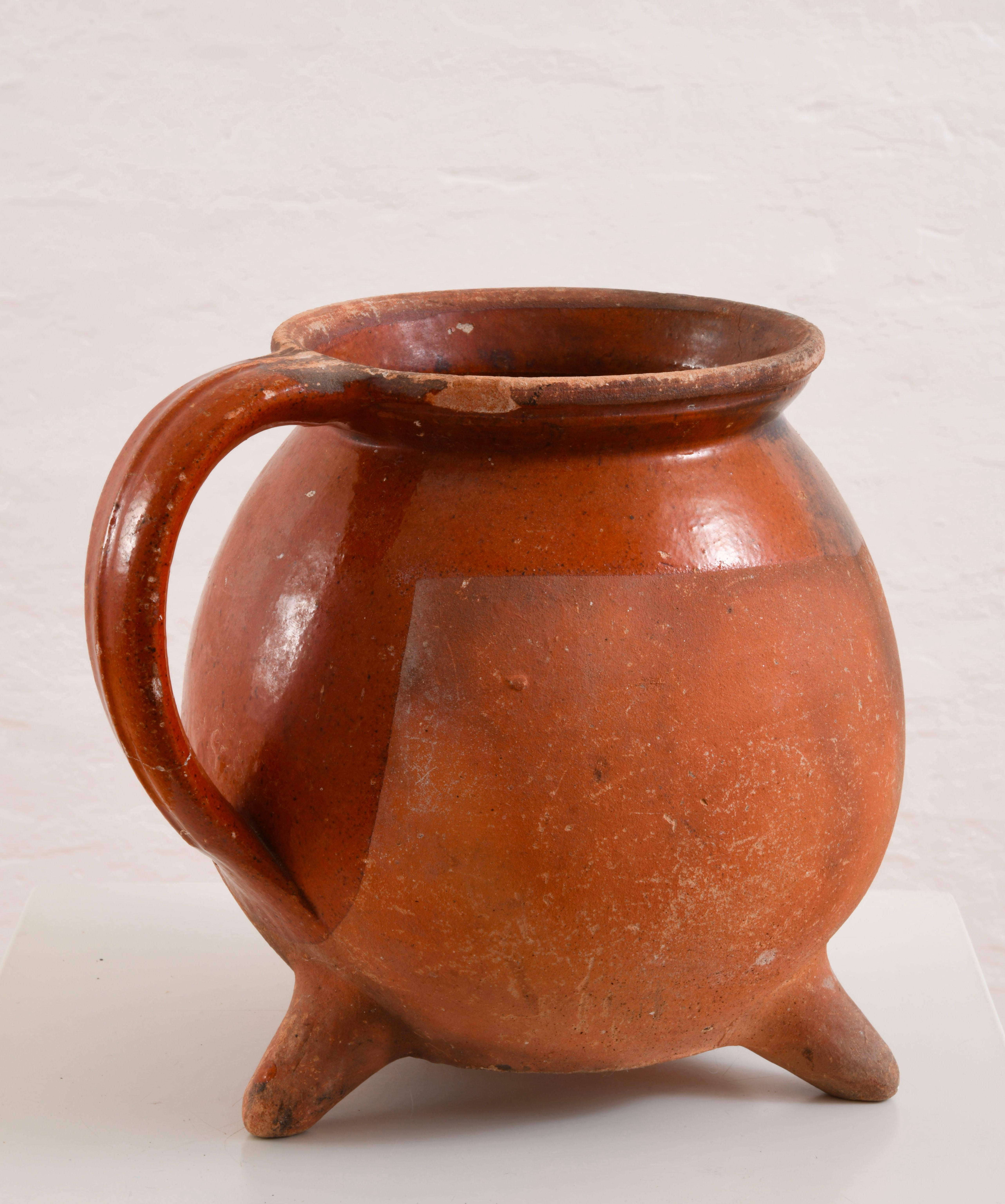 Smaltato Brocca o vaso tripode in terracotta smaltata del XIX secolo, proveniente dall'ouest della Francia in vendita