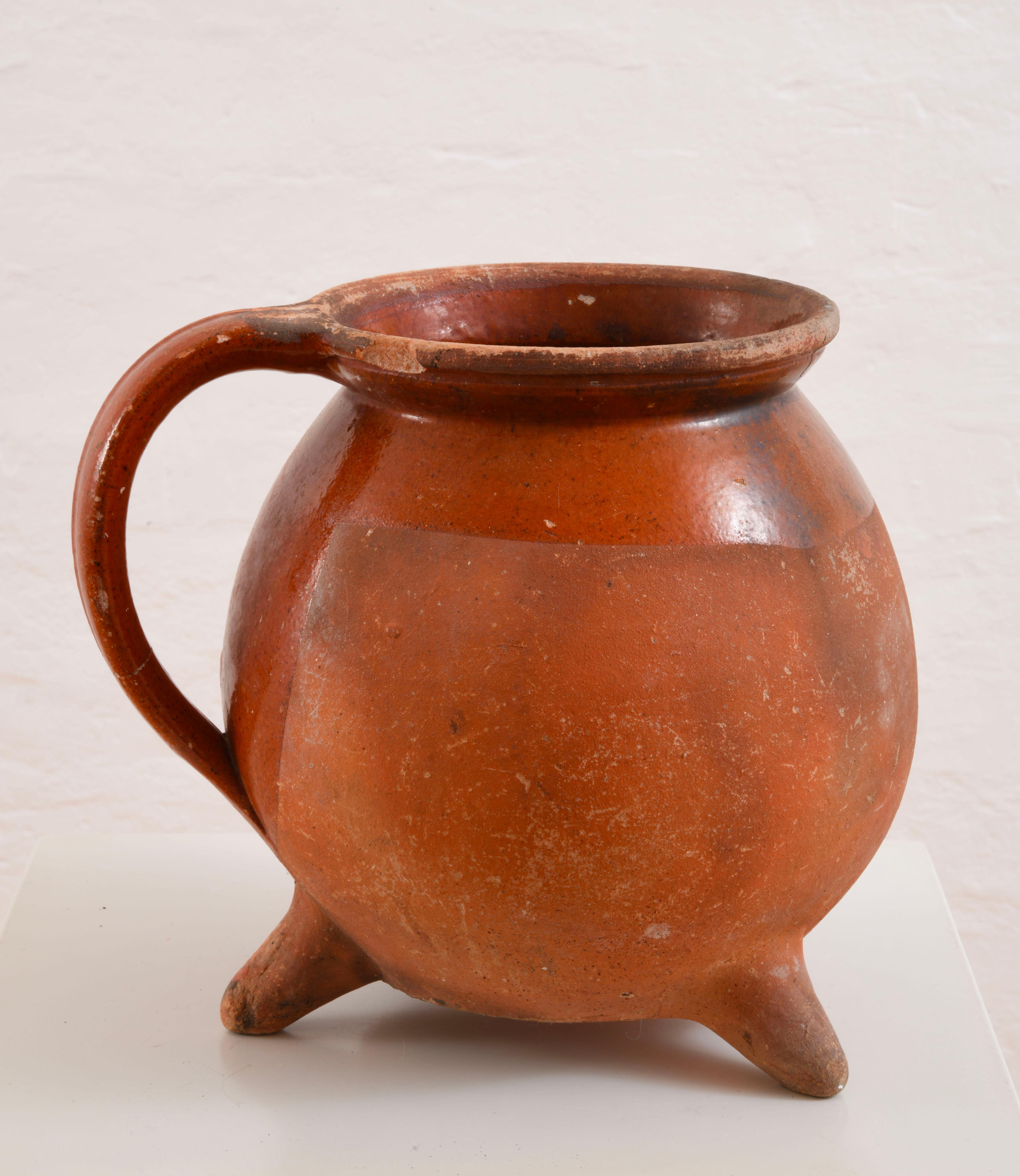 Brocca o vaso tripode in terracotta smaltata del XIX secolo, proveniente dall'ouest della Francia In condizioni discrete in vendita a SAINT-YRIEIX-SUR-CHARENTE, FR