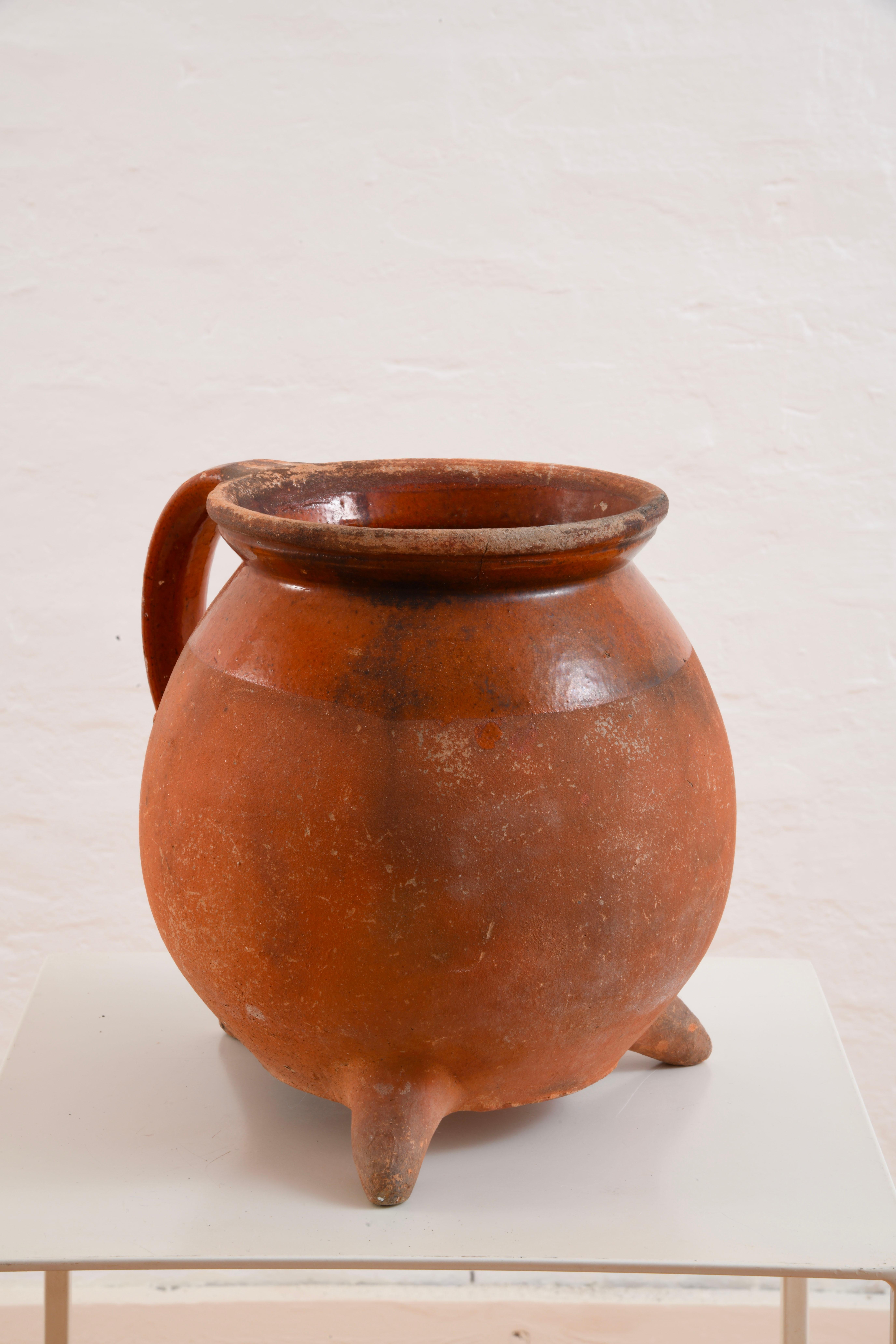 Fine XIX secolo Brocca o vaso tripode in terracotta smaltata del XIX secolo, proveniente dall'ouest della Francia in vendita