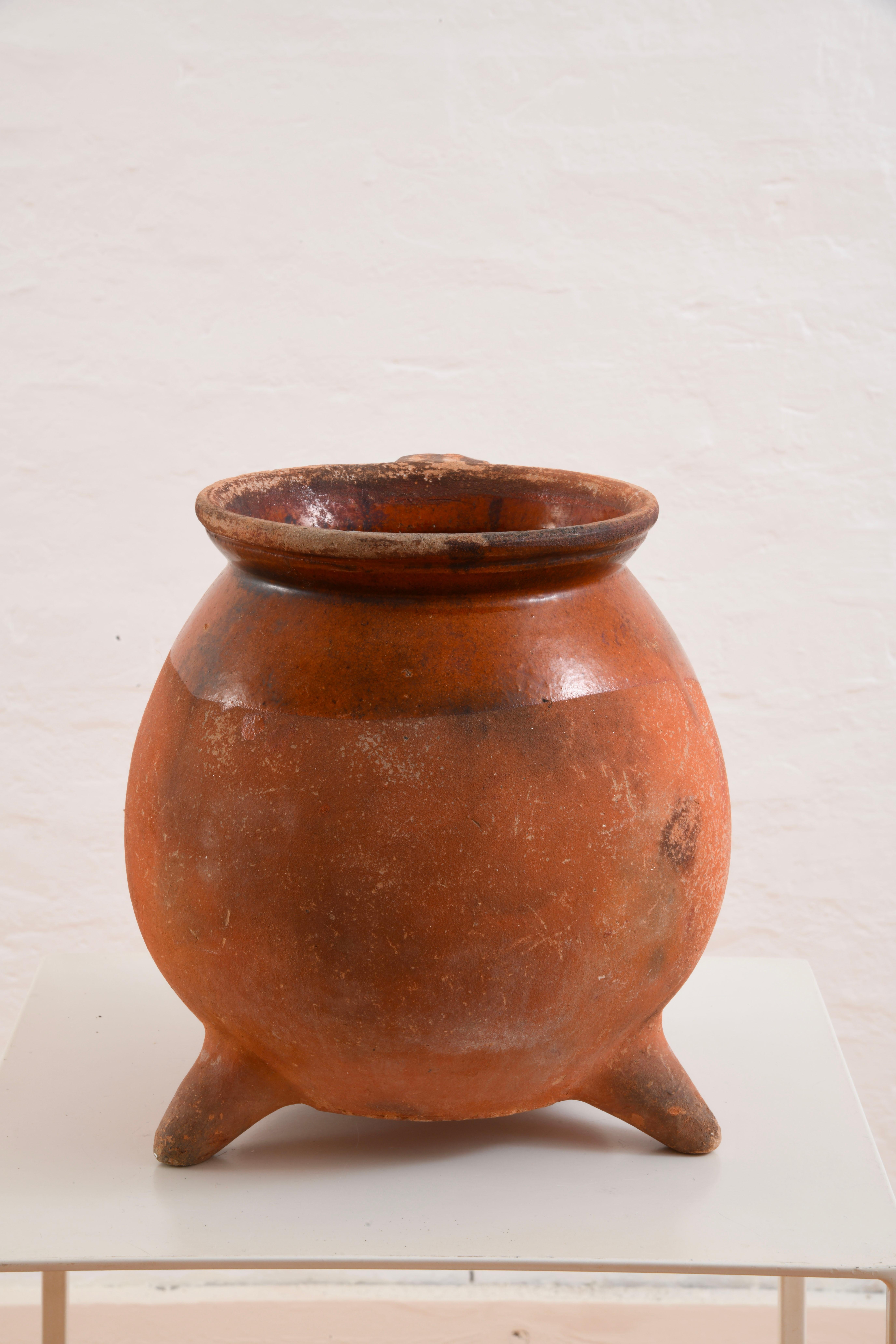 Terracotta Brocca o vaso tripode in terracotta smaltata del XIX secolo, proveniente dall'ouest della Francia in vendita