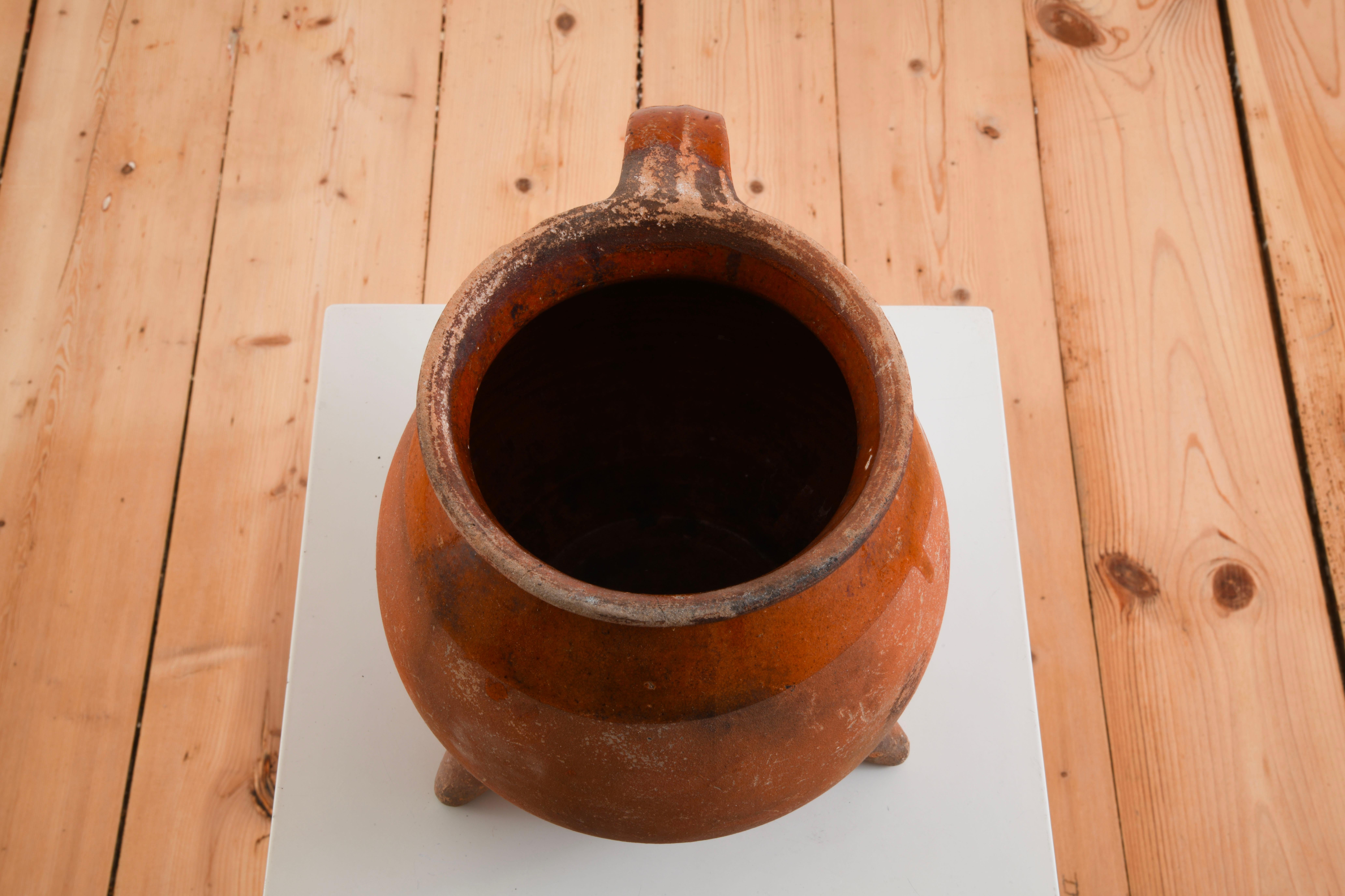 Brocca o vaso tripode in terracotta smaltata del XIX secolo, proveniente dall'ouest della Francia in vendita 1