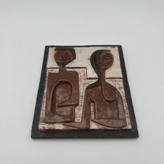 Glasierte Terrakotta-Wandplatte mit der Darstellung eines Paares - Ostende, CIRCA 1972
