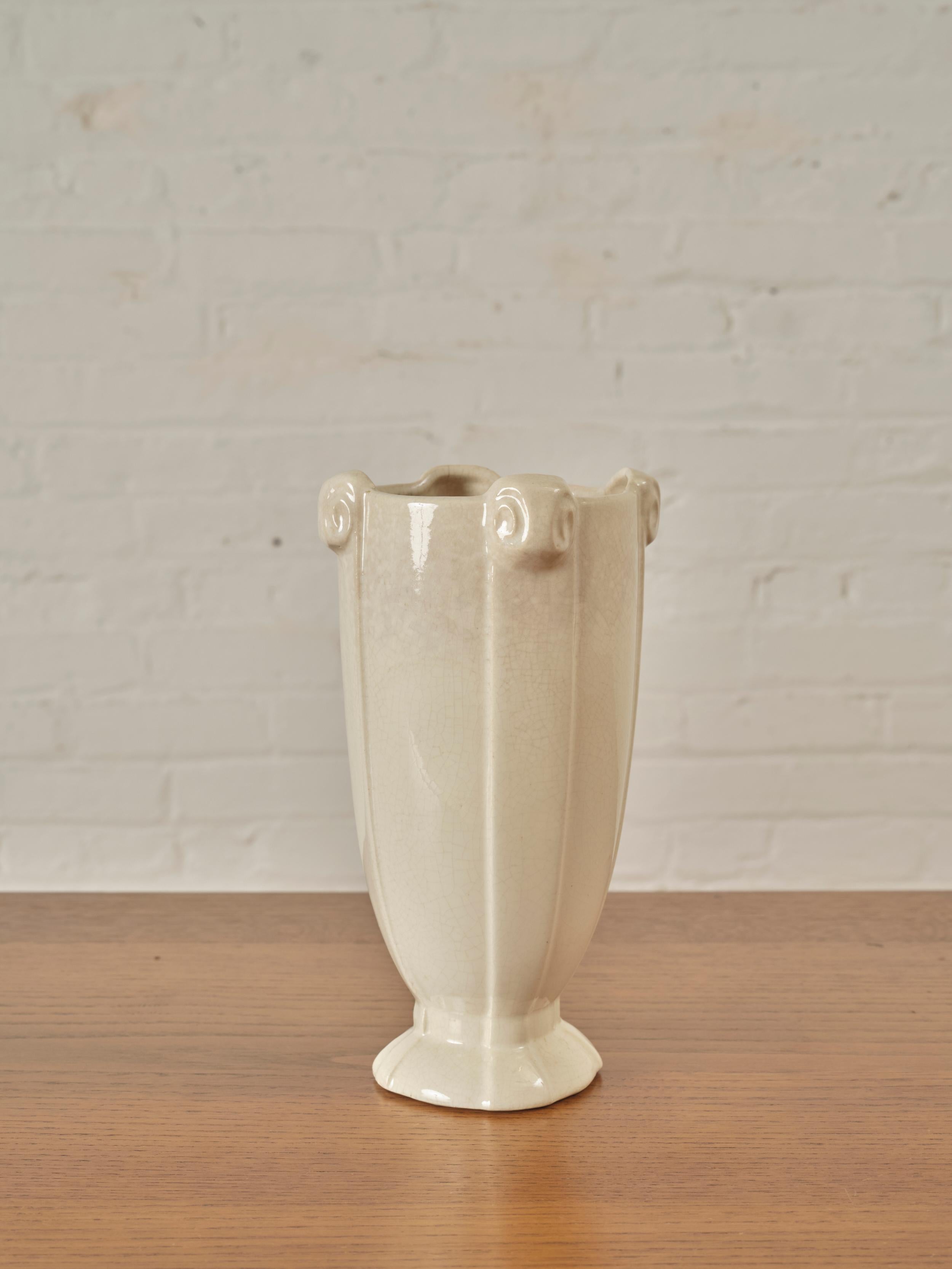 Glasierte Vase von McCoy Pottery. Markierungen auf der Unterseite

