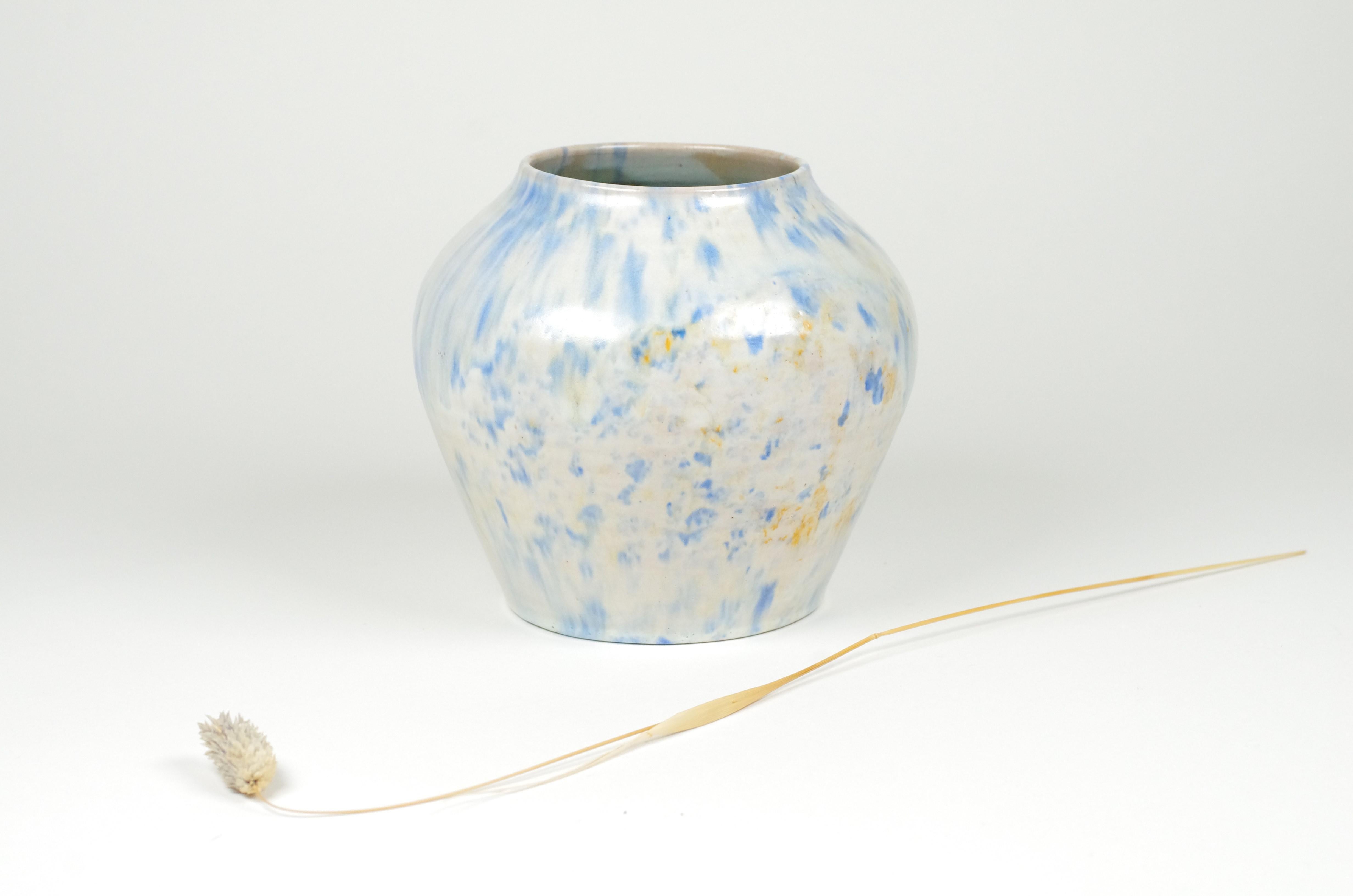 Descrizione del prodotto:
Questo vaso (dato il timbro sul retro e l'aspetto) è stato prodotto negli anni '30 dalla ceramica N.V. de Rijn. Negli anni '40 la fabbrica è stata rinominata Zaalberg (il cognome del fondatore dell'azienda N.V. de Rijn).