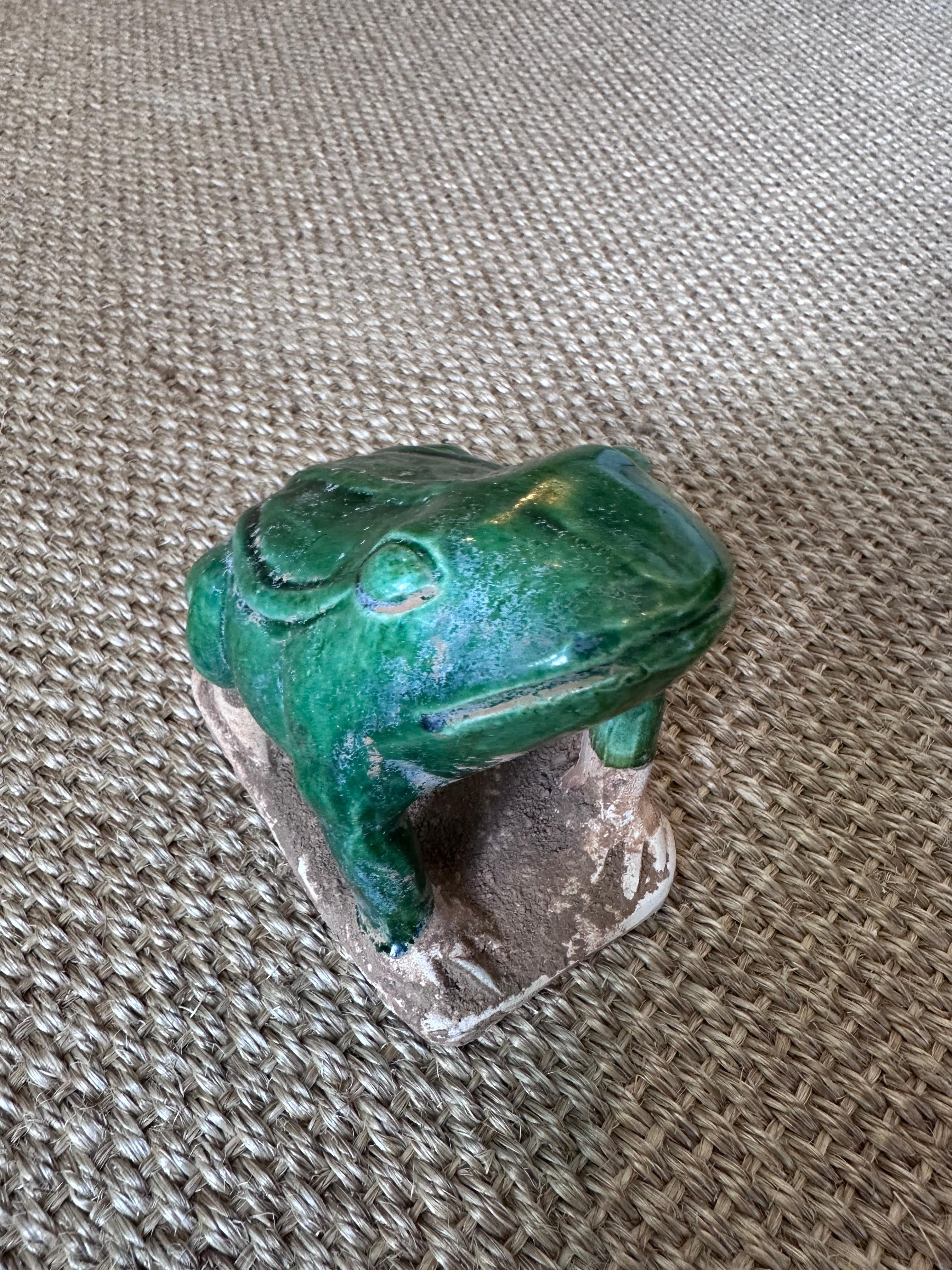 Argile Grenouille verte vibrante émaillée sur base de terre argileuse en vente