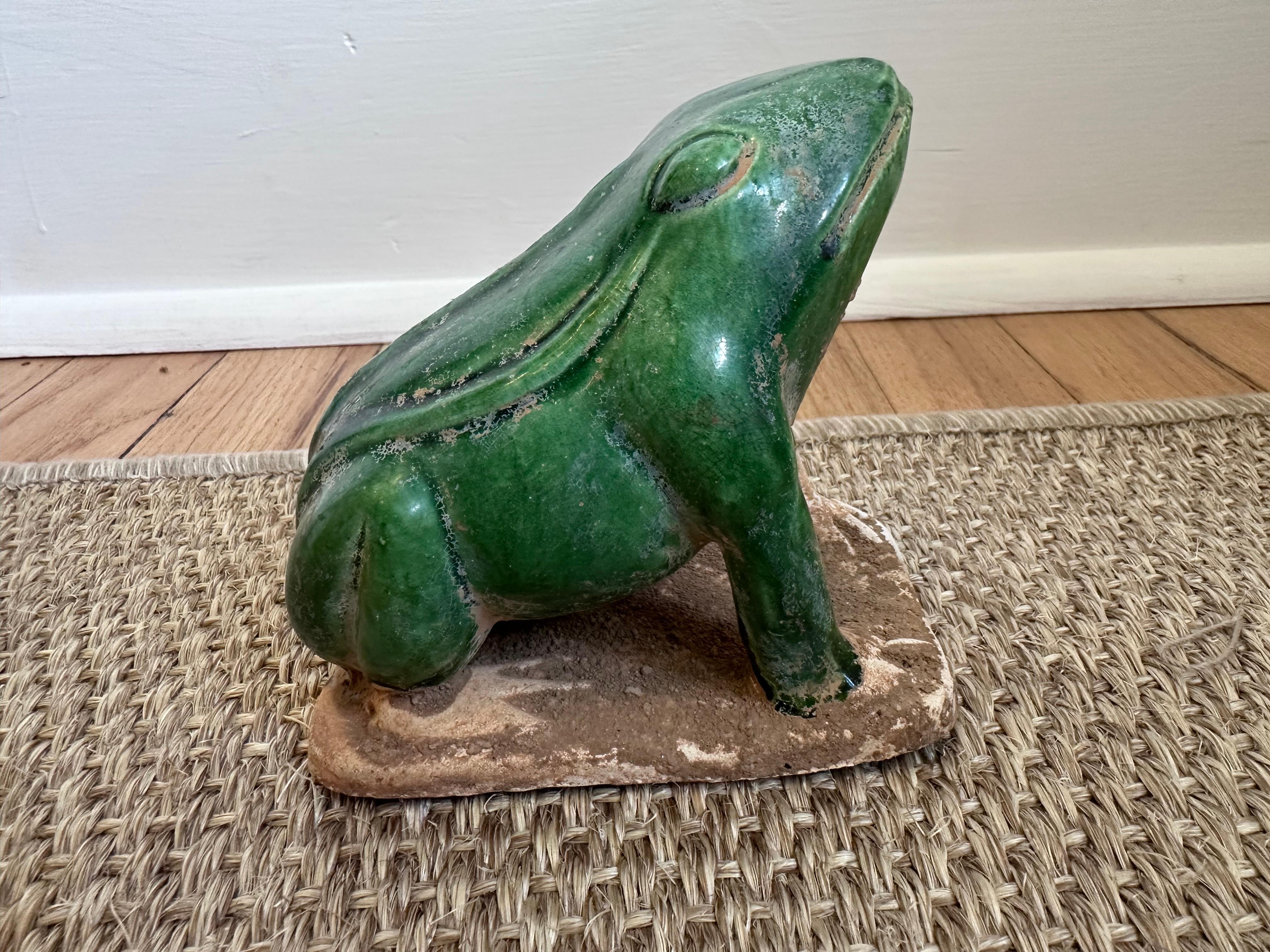 Grenouille verte vibrante émaillée sur base de terre argileuse en vente 1
