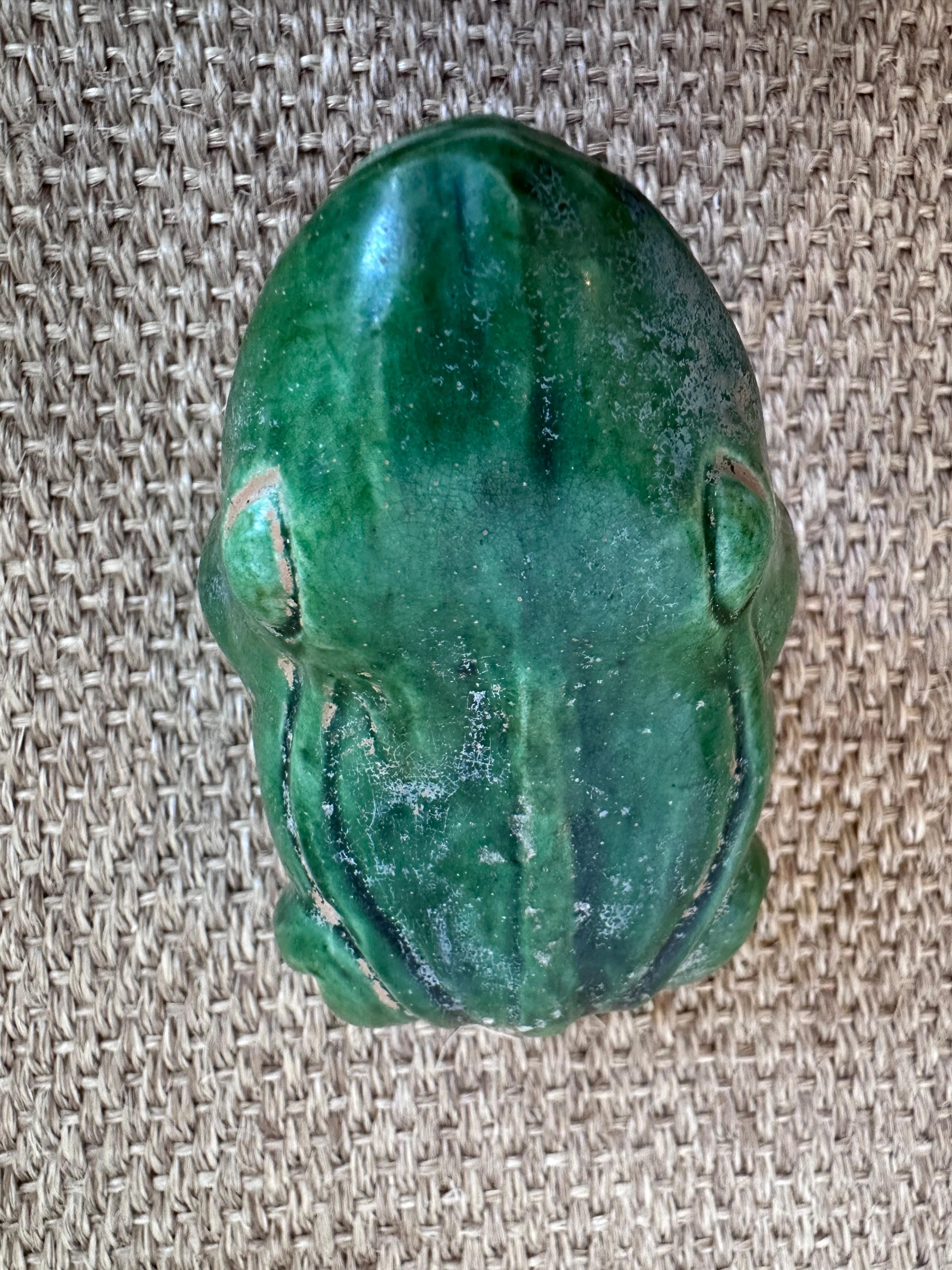 Grenouille verte vibrante émaillée sur base de terre argileuse en vente 3