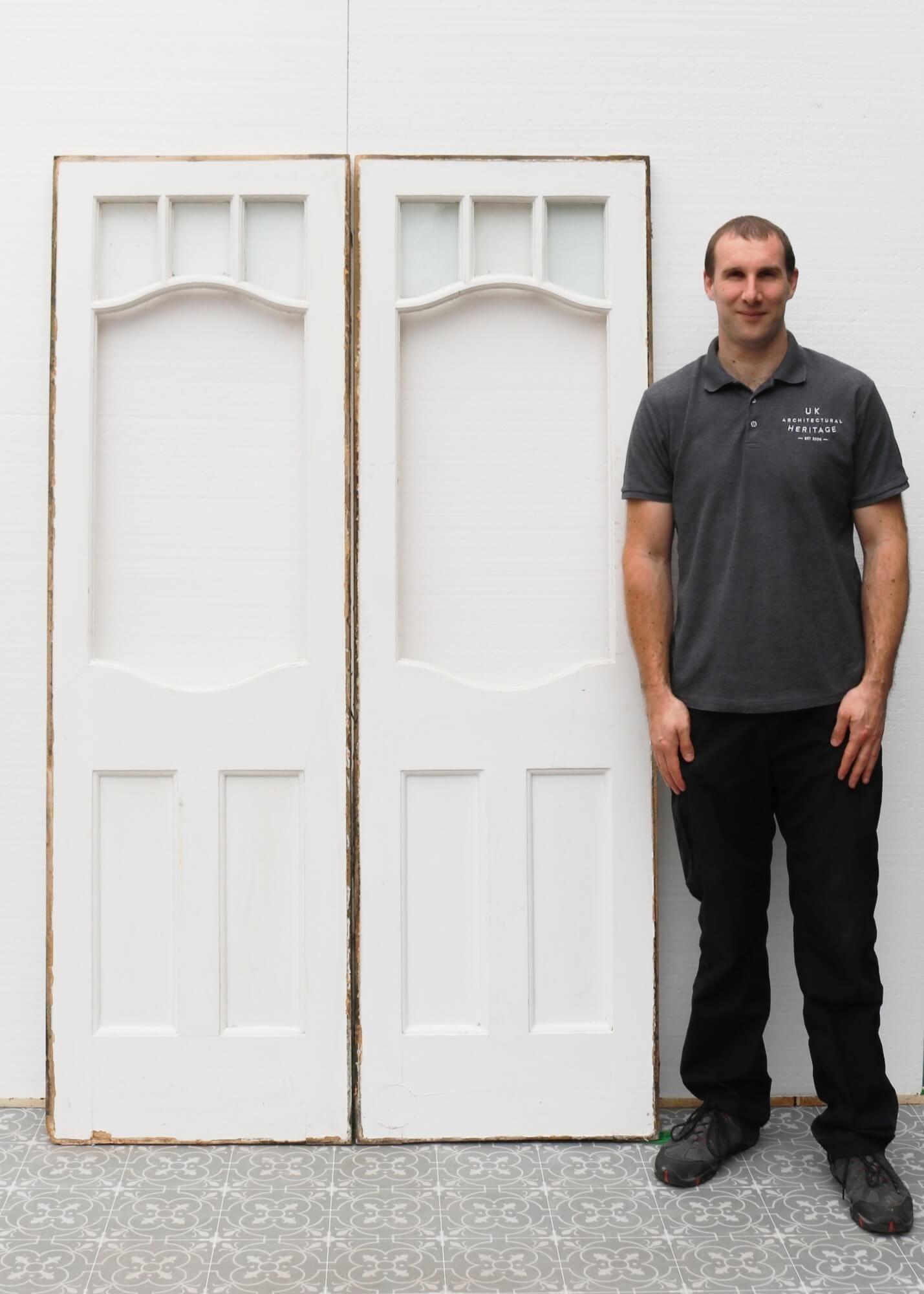 Wenn die Paneele auf beiden Seiten einer Doppeltür angebracht sind, ergibt dieses Paar eine schöne Kombination aus Innen- und Außentüren, insbesondere in Häusern aus der edwardianischen und viktorianischen Ära. Die oberen drei Scheiben jeder Tür