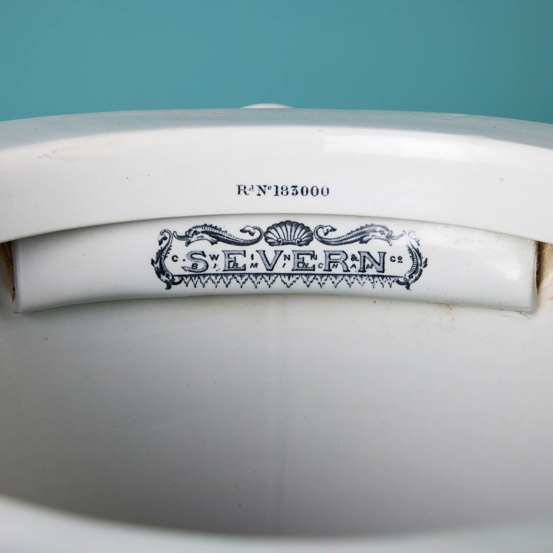 Toilette ou WC 'Severn' en porcelaine blanche émaillée et gaufrée à l'ancienne Excellent état - En vente à Wormelow, Herefordshire