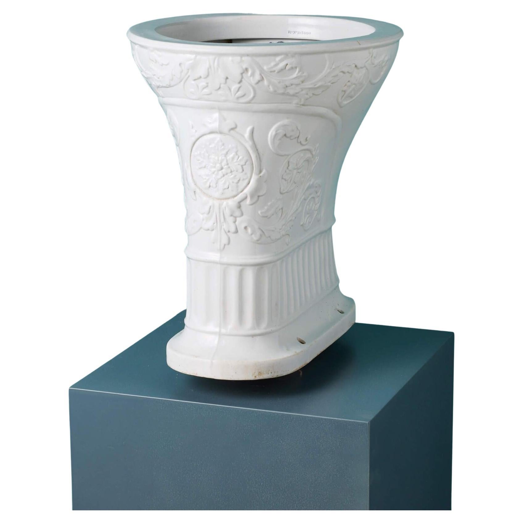 Toilette oder WC aus glasiertem weißem Porzellan mit Prägung 'Severn', antik