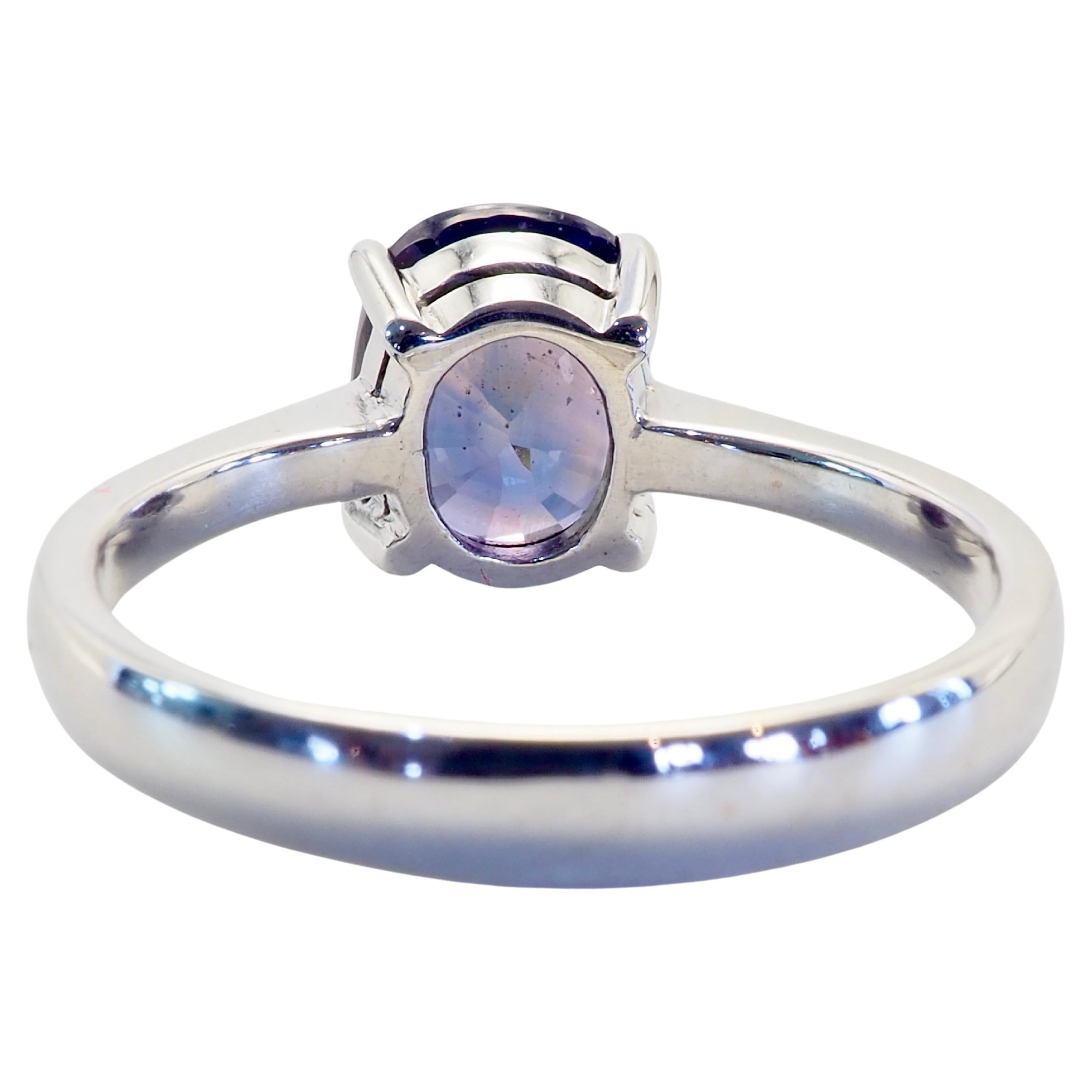 Taglio cuscino Anello GLC in oro bianco 14K con zaffiro non riscaldato con cambio di colore, misura 6,25 in vendita