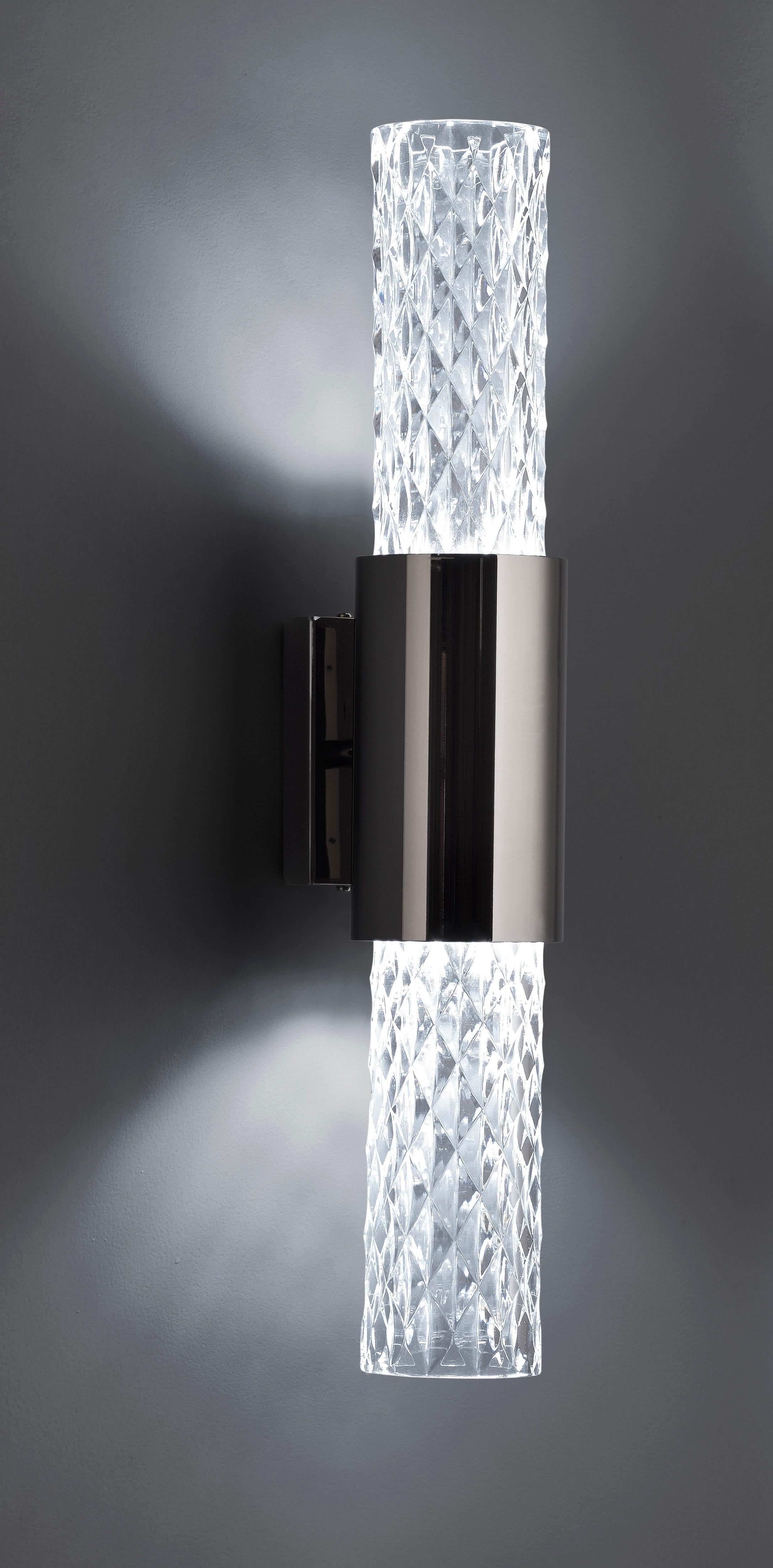 Lámpara de pared Gleam de Euroluce Lampadari
Dimensiones: P 14 x An 10 x Al 55 cm.
Materiales: Metal y cristal.

Disponible en diferentes colores. Los precios pueden variar. Todas nuestras lámparas pueden cablearse según cada país. Si se vende a