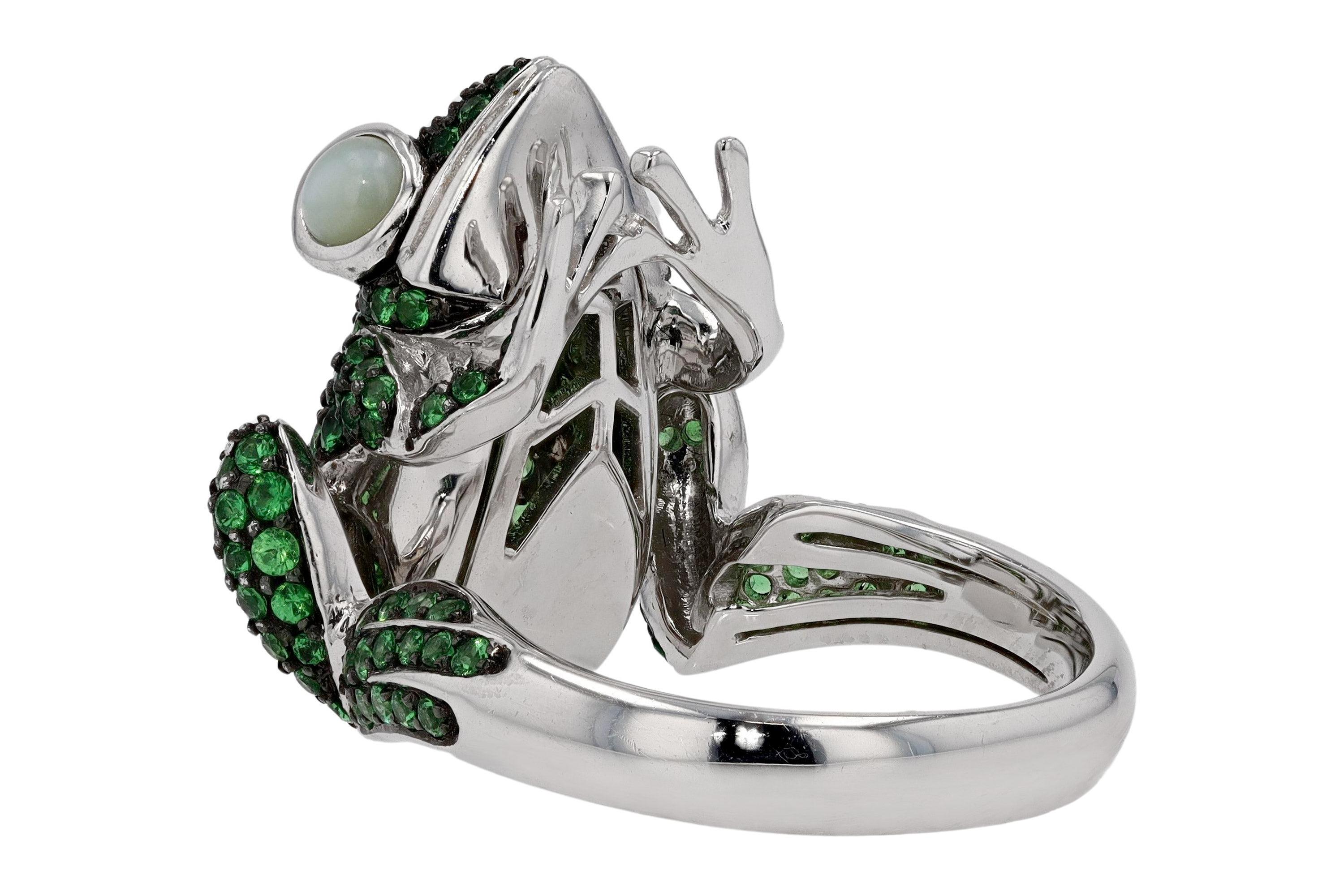 Round Cut Gleaming Green Tsavorite and Cat's Eye Frog Ring For Sale