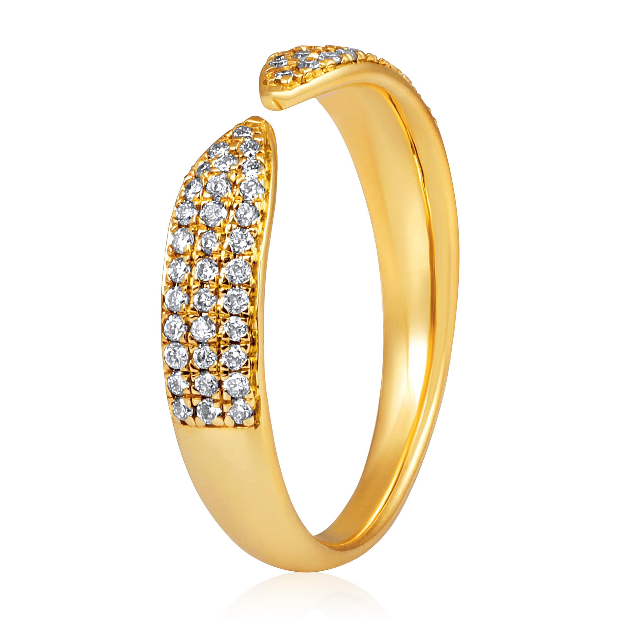 Fabriquée en or jaune 14 carats de 2,73 grammes, la bague contient 66 diamants ronds naturels d'un total de 0,25 carat de couleur E-F et de pureté SI.

UNE ESSENCE CONTEMPORAINE ET INTEMPORELLE : Fabriqué en 14 carats/18 carats avec 100% de diamant