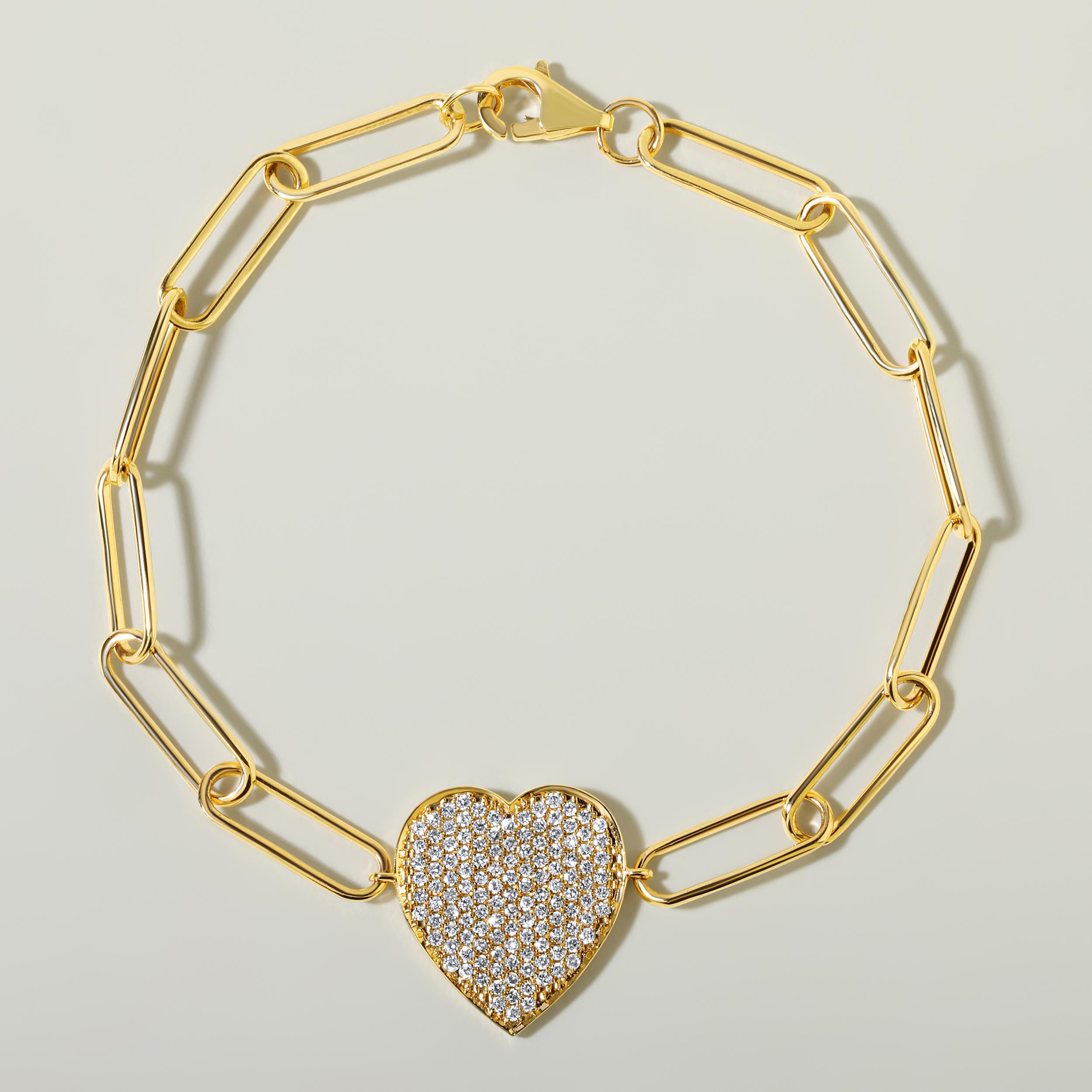 Fabriqué en or jaune 14 carats de 7,07 grammes, le bracelet contient 0,61 pierres de diamants ronds naturels d'un total de 0,61 carat de couleur E-F et de pureté SI. La longueur du bracelet est de 7 pouces.
UNE ESSENCE CONTEMPORAINE ET INTEMPORELLE