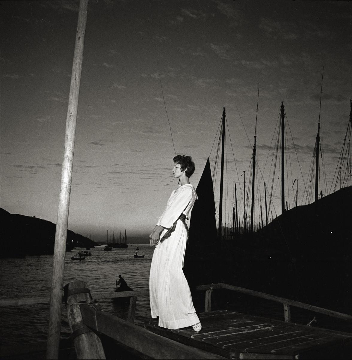 Figurative Photograph Gleb Derujinsky - Ruth Neumann, Kowloon Victoria Harbor, Hong Kong