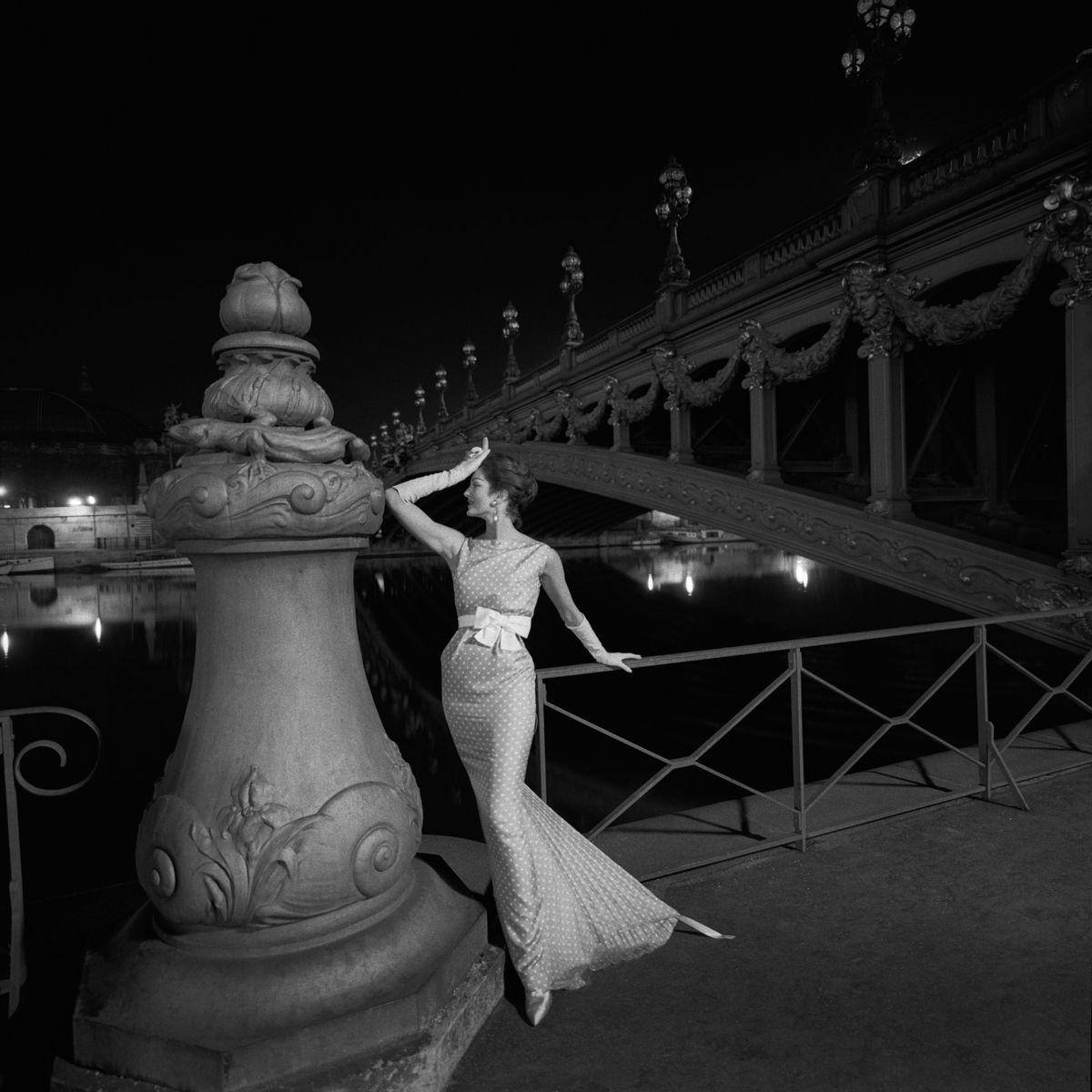 Gleb Derujinsky Figurative Photograph – Die Meerjungfrau von Balmain, eine Nacht in Paris