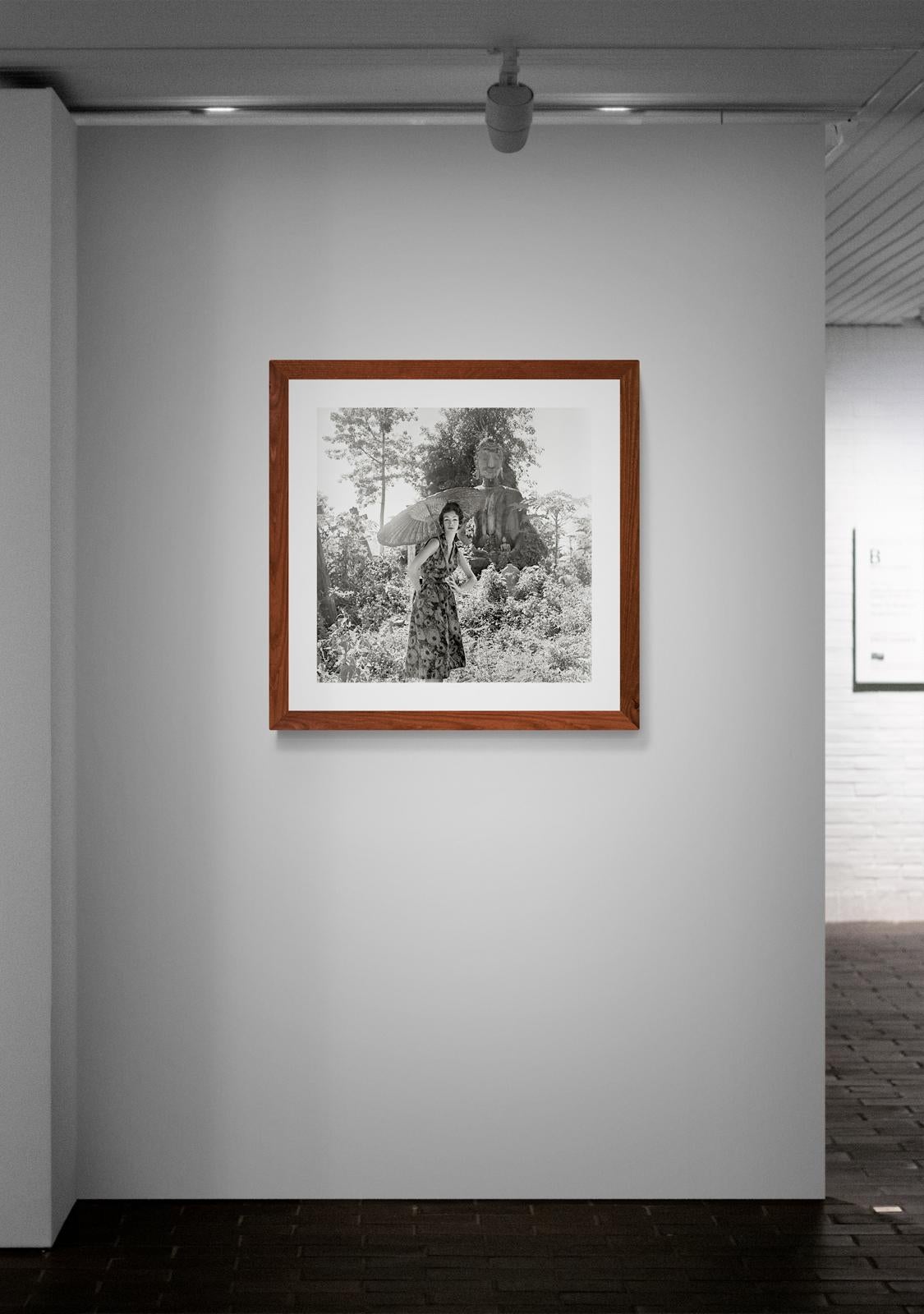 The Garden Of Buddhas von Gleb Derujinsky, Vintage-Modefotografie im Angebot 4