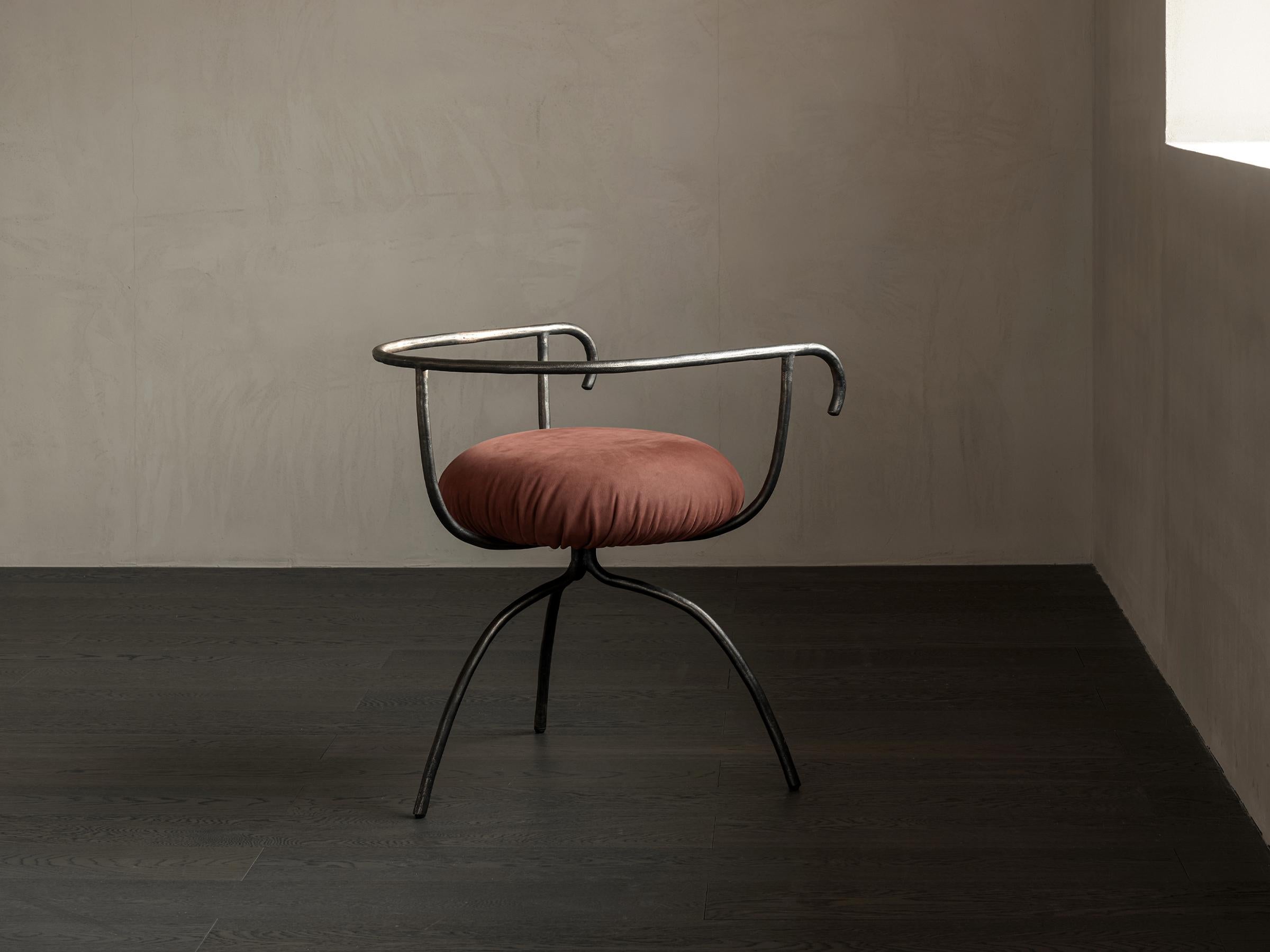 Sedia Glee di DAaZ
Dimensioni: P 58,5 x L 53 x H 64 cm.
Materiali: Acciaio inossidabile, pelle.


DAaZ Furniture onora lo spirito di avventura. Accettiamo l'evasione dall'ordinario e ci rallegriamo della magia che si trova nell'inaspettato. La