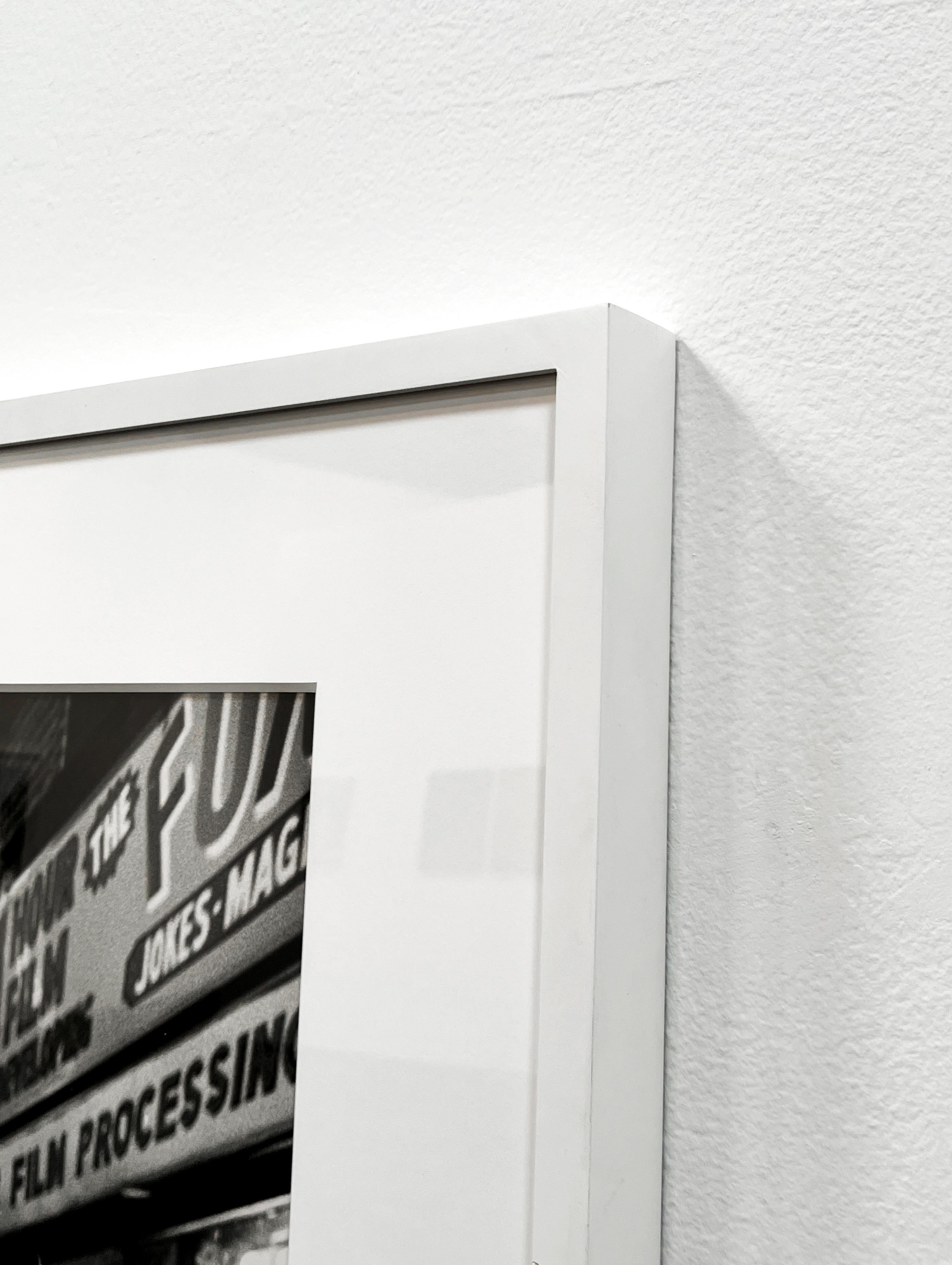 L'inscription comprend l'expédition gratuite pour les tirages non encadrés et une politique de retour de 14 jours.  

Disponible pour retrait, encadré (+$900), à la galerie de Los Angeles.  Veuillez vous renseigner pour plus de détails. 

Kate Moss