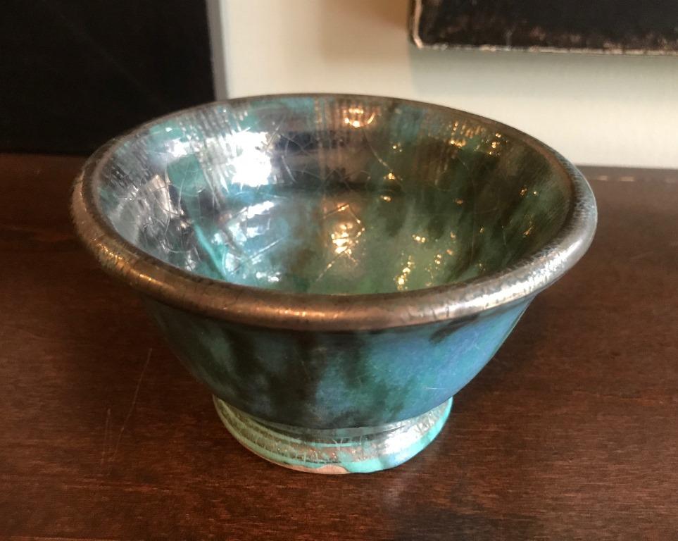 A rare and likely early work featuring a blue or green with gold flecks crackle glaze by influential Mid-Century Modern ceramist Glen Lukens whose work has become very collectible and relatively scarce and difficult to find.

The work is signed by