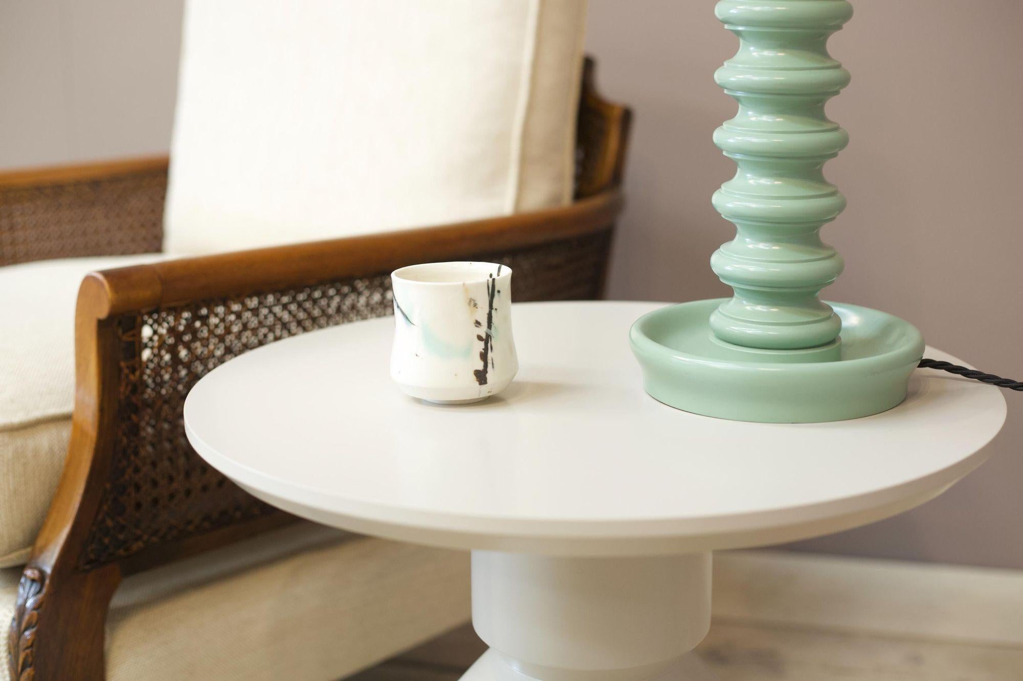 Mesa auxiliar de madera torneada y lacada 'Glen', Haar en venta 1